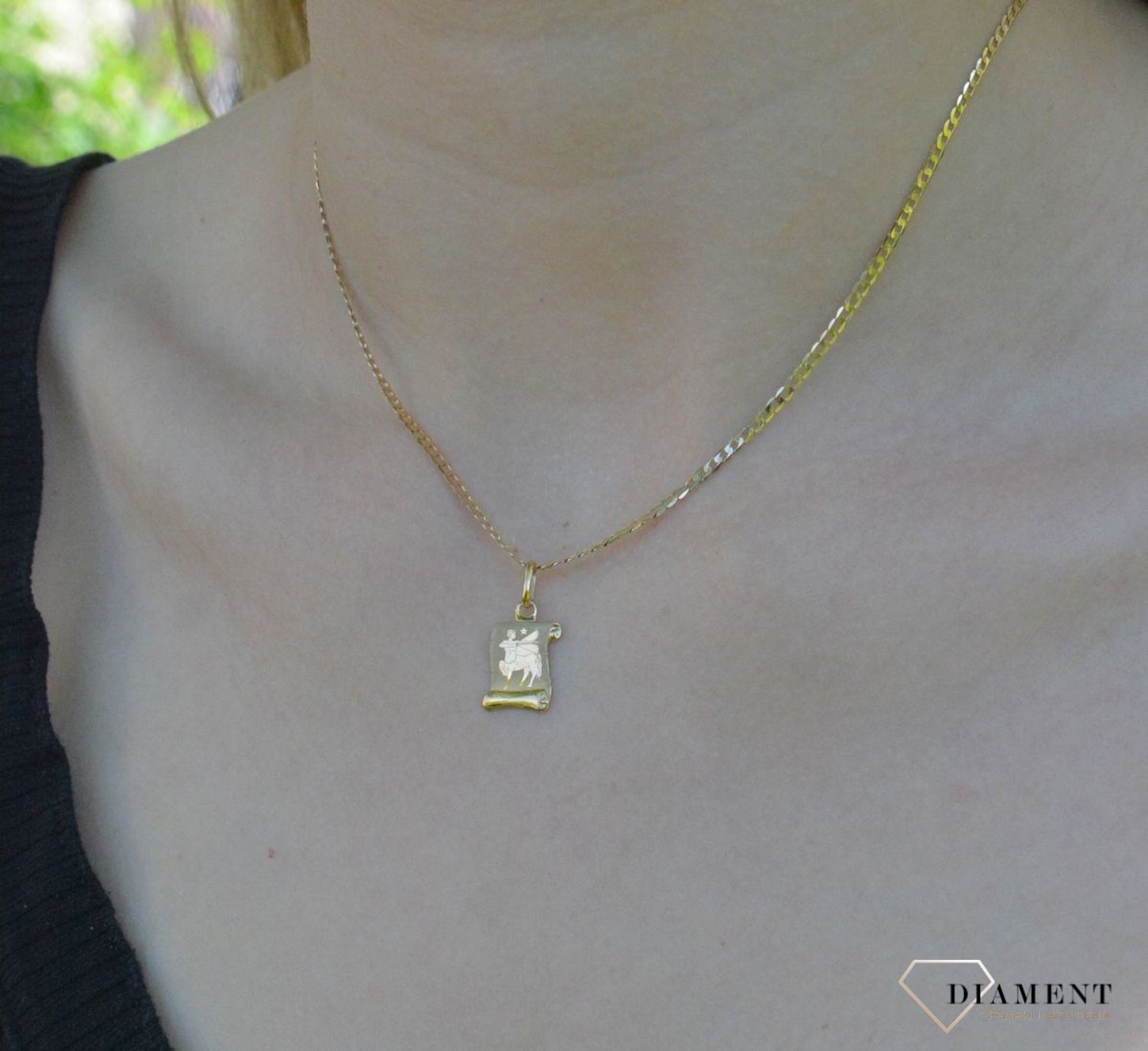 Złota zawieszka 333 znak zodiaku Strzelec DIA-ZAW-9066-333.  Zawieszka została wykonana ze złota próby 333.Zawieszka będzie pięknym prezentem dla bliskiej osoby spod znaku strzelca. W naszej ofercie dostępne są także naszyjnik.jpg