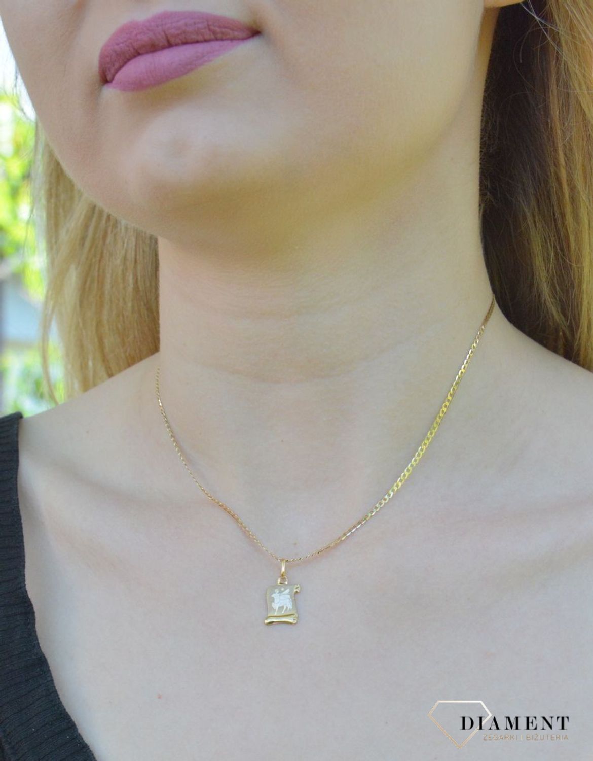 Złota zawieszka 333 znak zodiaku Strzelec DIA-ZAW-9066-333.  Zawieszka została wykonana ze złota próby 333.Zawieszka będzie pięknym prezentem dla bliskiej osoby spod znaku strzelca. W naszej ofercie dostępne są także naszyjnik.jpg