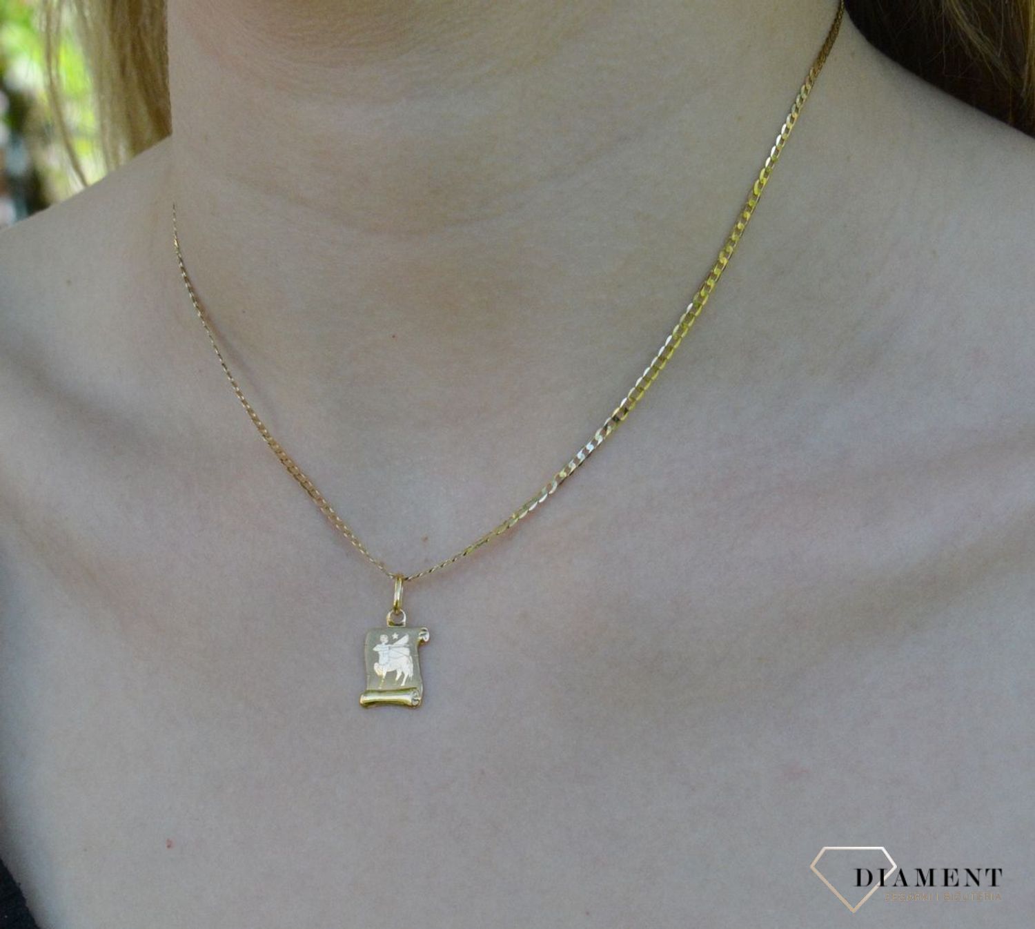 Złota zawieszka 333 znak zodiaku Strzelec DIA-ZAW-9066-333.  Zawieszka została wykonana ze złota próby 333.Zawieszka będzie pięknym prezentem dla bliskiej osoby spod znaku strzelca. W naszej ofercie dostępne są także naszyjnik.jpg