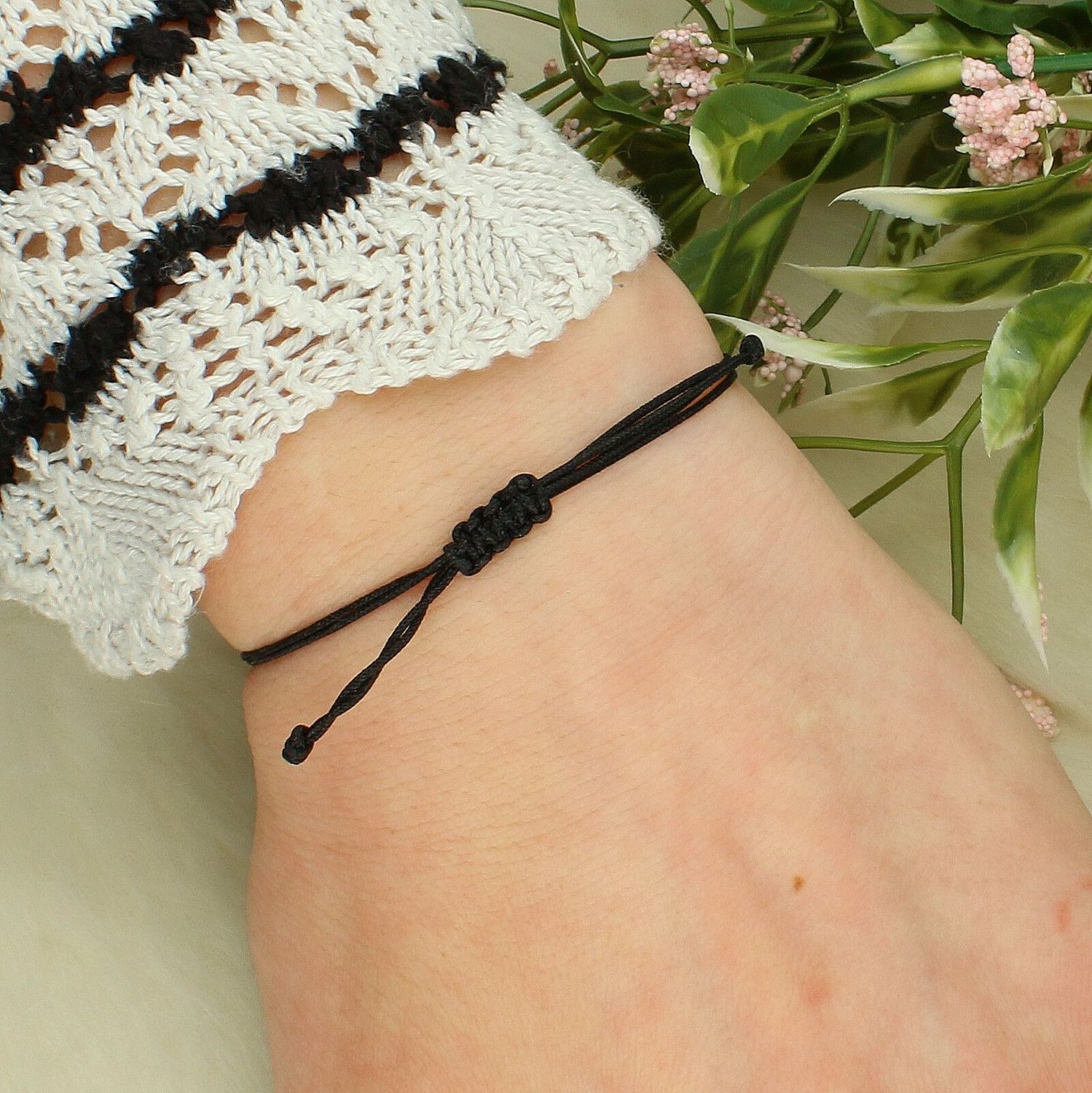 Bransoletka na czarnym sznurku ze złotą zawieszką 333 – regulowana, minimalistyczna Au.jpg