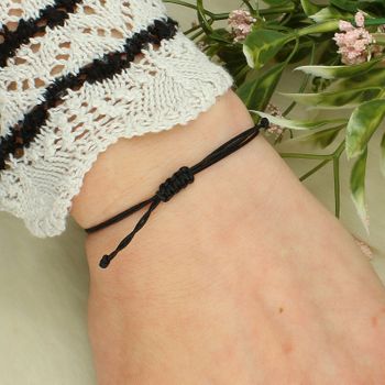 Bransoletka na czarnym sznurku ze złotą zawieszką 333 – regulowana, minimalistyczna tył.jpg