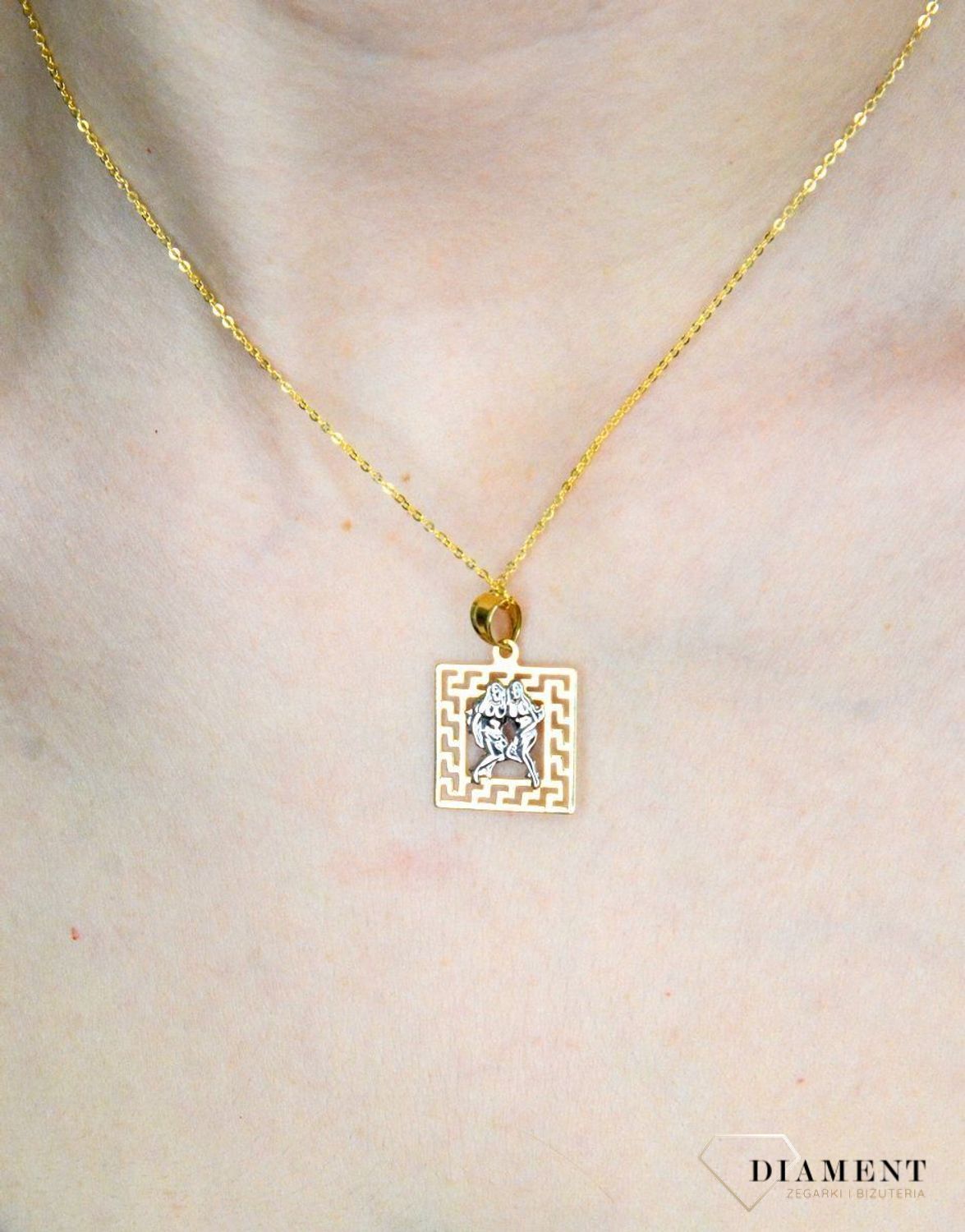 Złota zawieszka 585 znak zodiaku bliźnięta z dodatkiem białego złota DIA-ZAW-9075-585.  Złota zawieszka z symbolem znaku zodiaku - BLIŹNIĘTA. Zodiakalne BLIŹNIETA to osoby urodzone w dniach 21 maja - 20 czerwca. Złota zawieszk.jpg