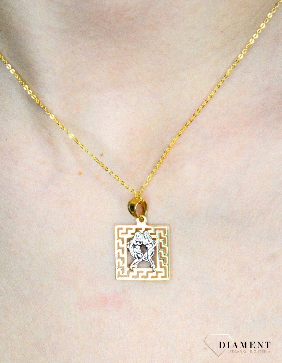 Złota zawieszka 585 znak zodiaku bliźnięta z dodatkiem białego złota DIA-ZAW-9075-585.  Złota zawieszka z symbolem znaku zodiaku - BLIŹNIĘTA. Zodiakalne BLIŹNIETA to osoby urodzone w dniach 21 maja - 20 czerwca. Złota zawieszk.jpg