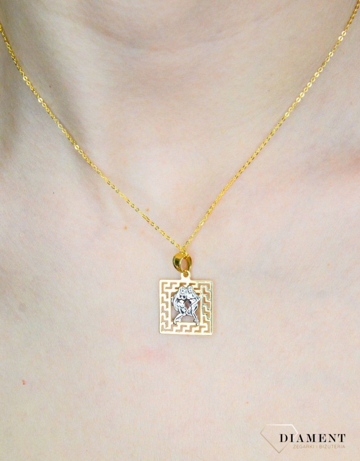 Złota zawieszka 585 znak zodiaku bliźnięta z dodatkiem białego złota DIA-ZAW-9075-585.  Złota zawieszka z symbolem znaku zodiaku - BLIŹNIĘTA. Zodiakalne BLIŹNIETA to osoby urodzone w dniach 21 maja - 20 czerwca. Złota zawieszk.jpg