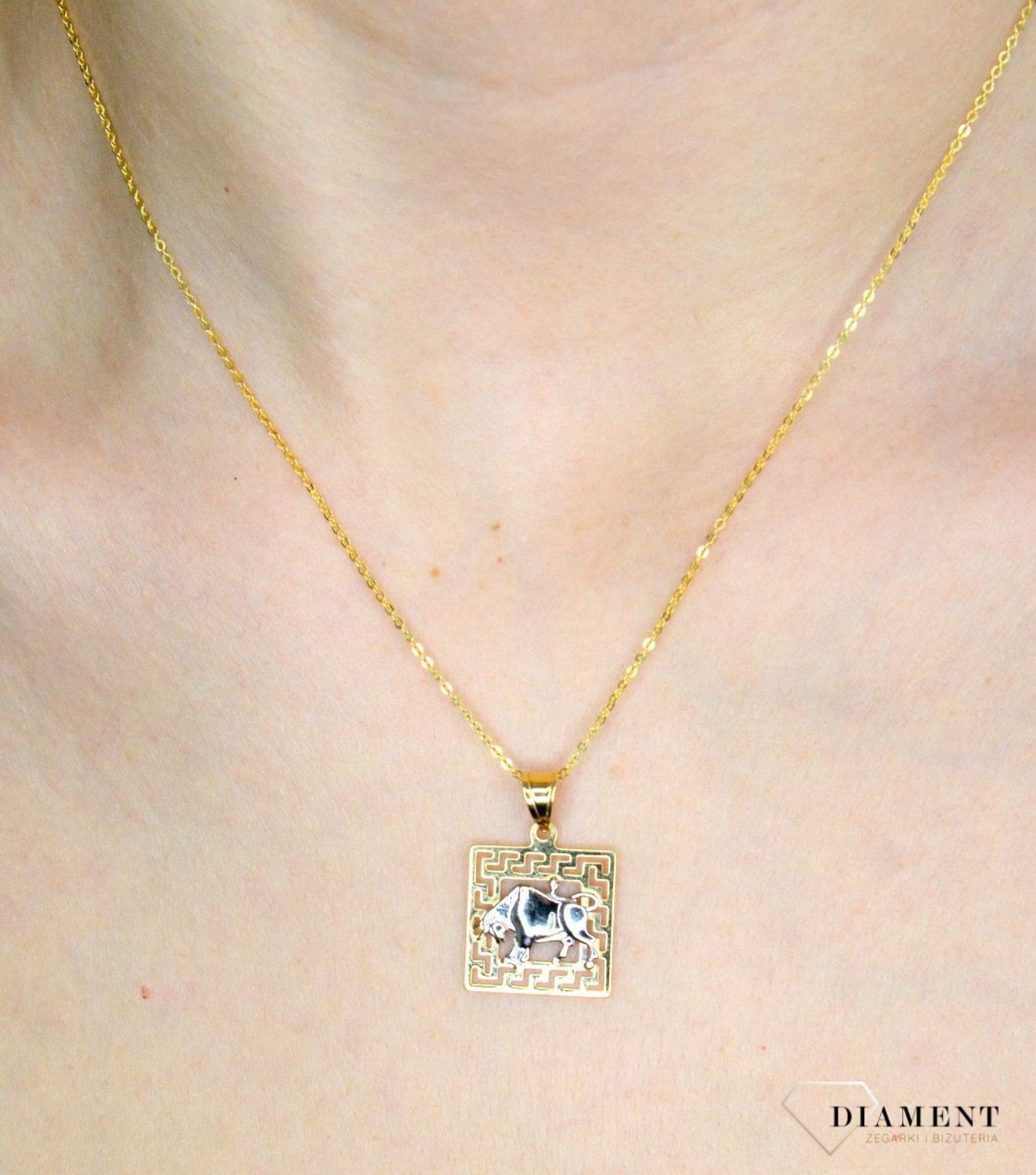 Złota zawieszka 585 znak zodiaku Byk z dodatkiem białego złota DIA-ZAW-9076-585.  Złota zawieszka z symbolem znaku zodiaku - BYK. Zodiakalne byki to osoby urodzone w dniach 20 kwietnia - 20 maja. Złota zawieszka ze znakiem zod.jpg
