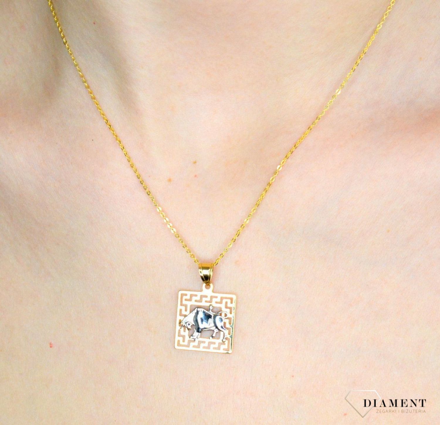 Złota zawieszka 585 znak zodiaku Byk z dodatkiem białego złota DIA-ZAW-9076-585.  Złota zawieszka z symbolem znaku zodiaku - BYK. Zodiakalne byki to osoby urodzone w dniach 20 kwietnia - 20 maja. Złota zawieszka ze znakiem zod.jpg