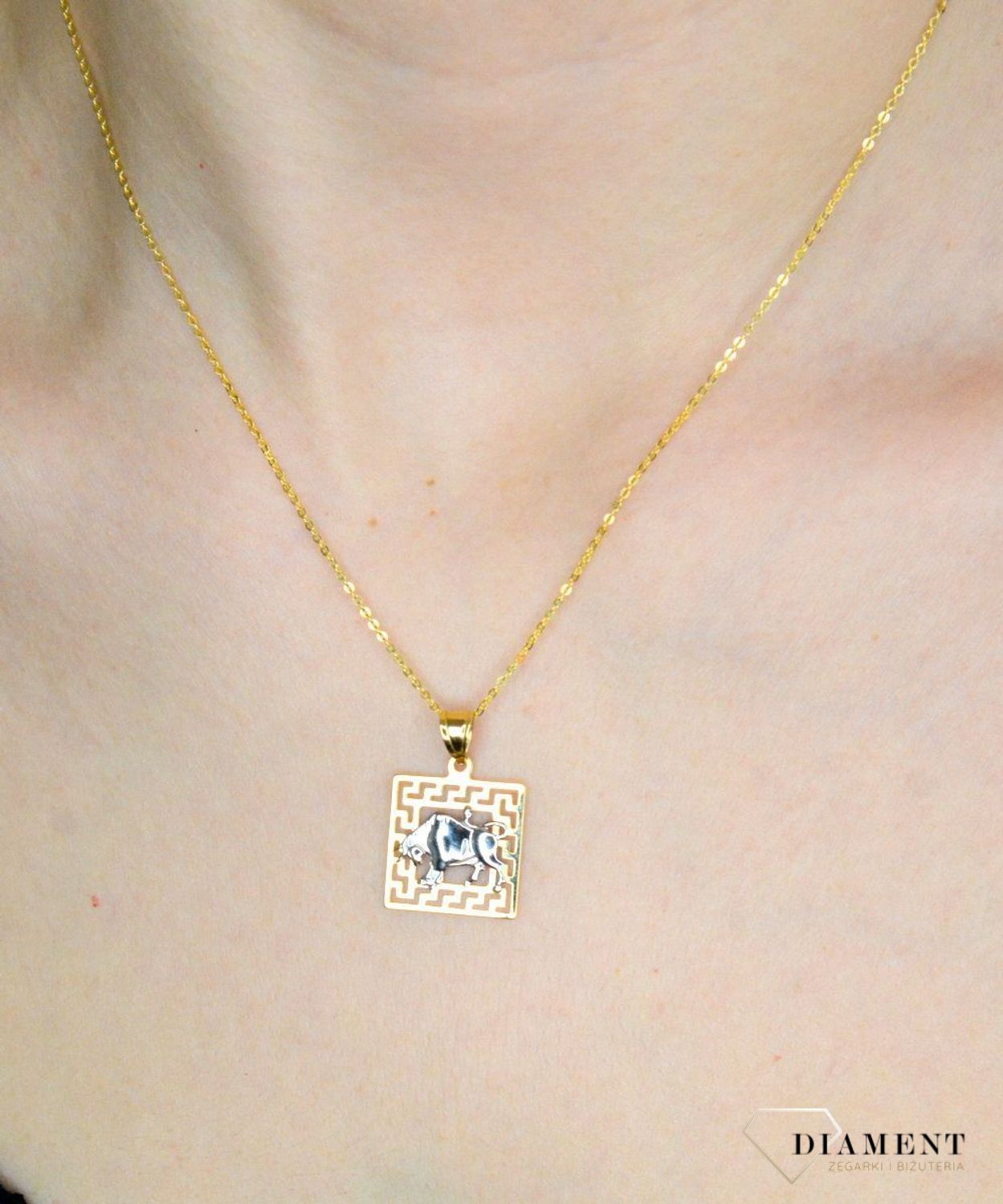 Złota zawieszka 585 znak zodiaku Byk z dodatkiem białego złota DIA-ZAW-9076-585.  Złota zawieszka z symbolem znaku zodiaku - BYK. Zodiakalne byki to osoby urodzone w dniach 20 kwietnia - 20 maja. Złota zawieszka ze znakiem zod.jpg