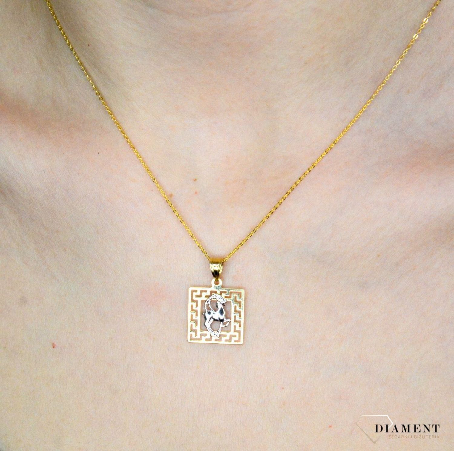 Złota zawieszka 585 znak zodiaku Koziorożec z dodatkiem białego złota DIA-ZAW-9077-585. Złota zawieszka z symbolem znaku zodiaku - KOZIOROŻEC. Zodiakalne koziorożce to osoby urodzone w dniach 22 grudnia -19 stycznia. Na prezen.jpg