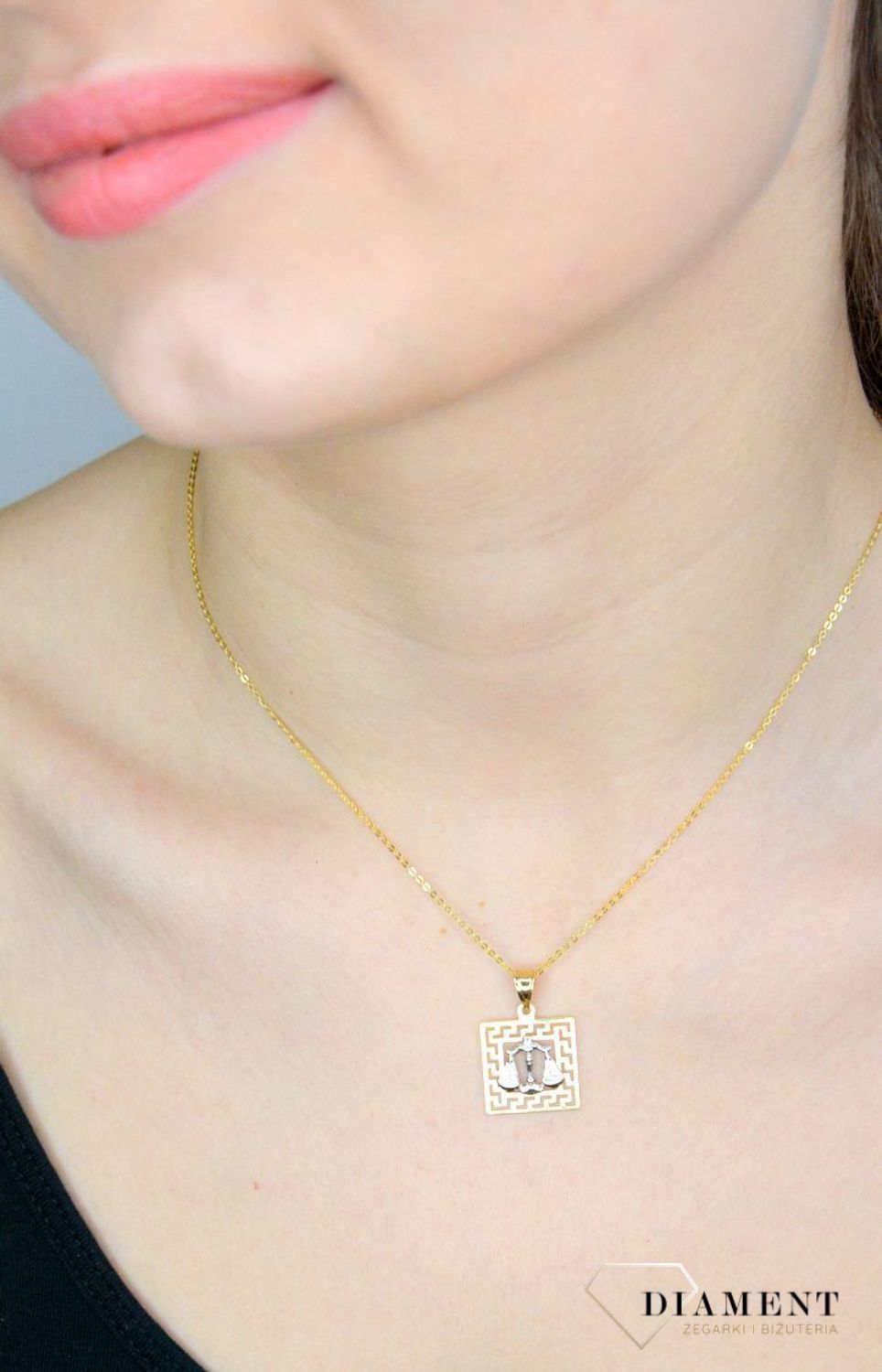 Złota zawieszka 585 znak zodiaku waga z dodatkiem białego złota DIA-ZAW-9079-585. Złota zawieszka z symbolem znaku zodiaku - WAGA. Zodiakalne wagi to osoby urodzone w dniach 23 września -22 października. Złota zawieszka ze zna.jpg