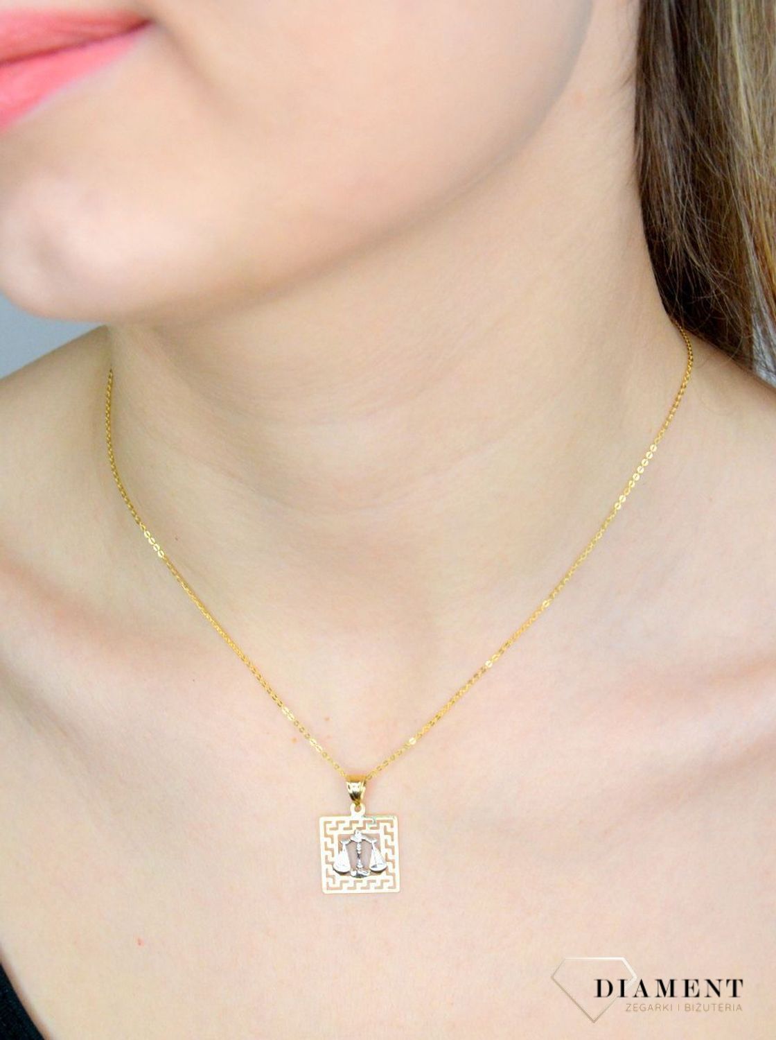 Złota zawieszka 585 znak zodiaku waga z dodatkiem białego złota DIA-ZAW-9079-585. Złota zawieszka z symbolem znaku zodiaku - WAGA. Zodiakalne wagi to osoby urodzone w dniach 23 września -22 października. Złota zawieszka ze zna.jpg