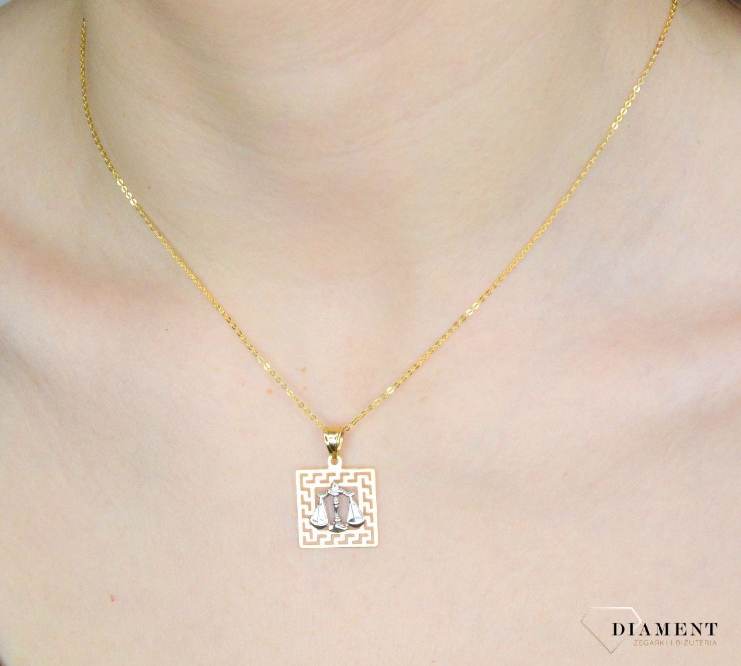 Złota zawieszka 585 znak zodiaku waga z dodatkiem białego złota DIA-ZAW-9079-585. Złota zawieszka z symbolem znaku zodiaku - WAGA. Zodiakalne wagi to osoby urodzone w dniach 23 września -22 października. Złota zawieszka ze zna.jpg