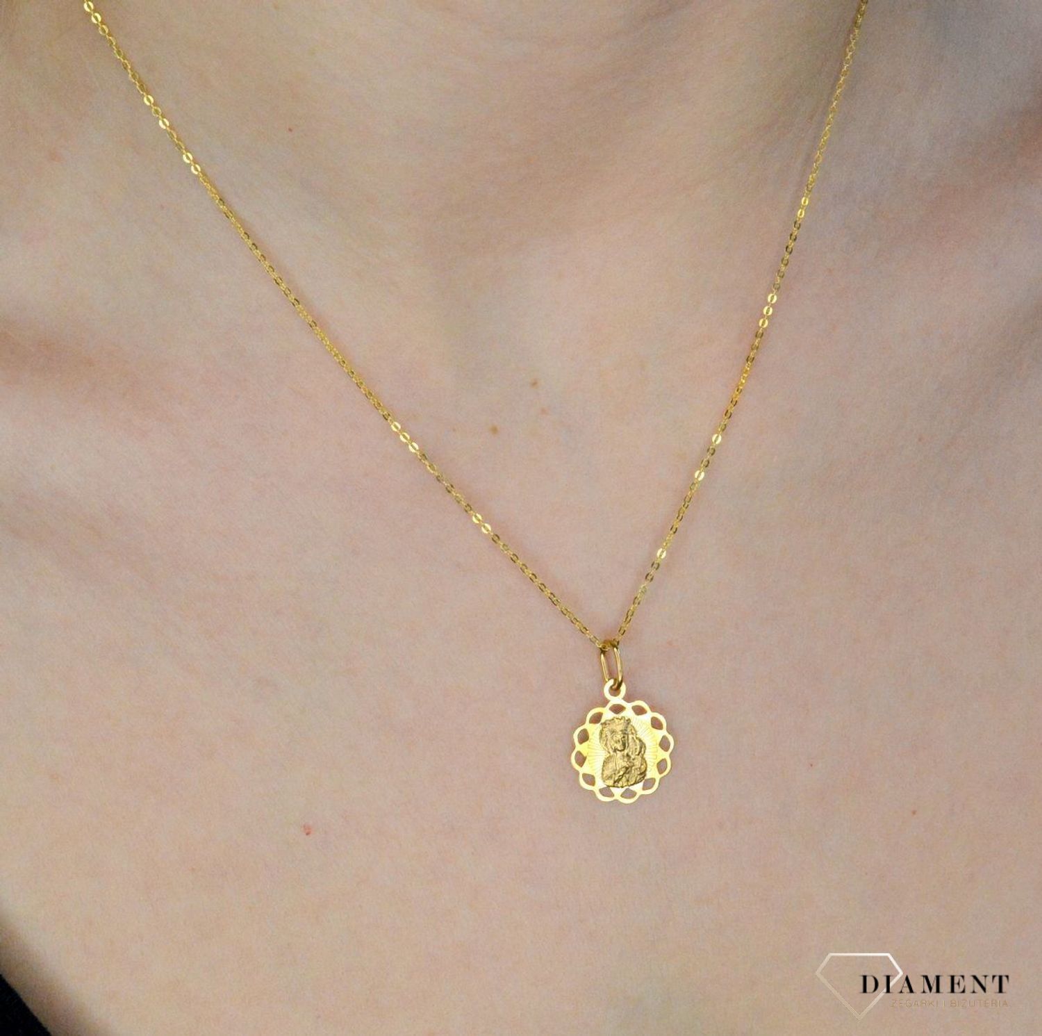 Złota zawieszka 333 medalik Matka Boska Częstochowska DIA-ZAW-9121-333. Medalik będący wspaniałą pamiątką i prezentem z okazji chrztu, komunii czy bierzmowania. Zawieszka wykonana ze złota próby 333..jpg