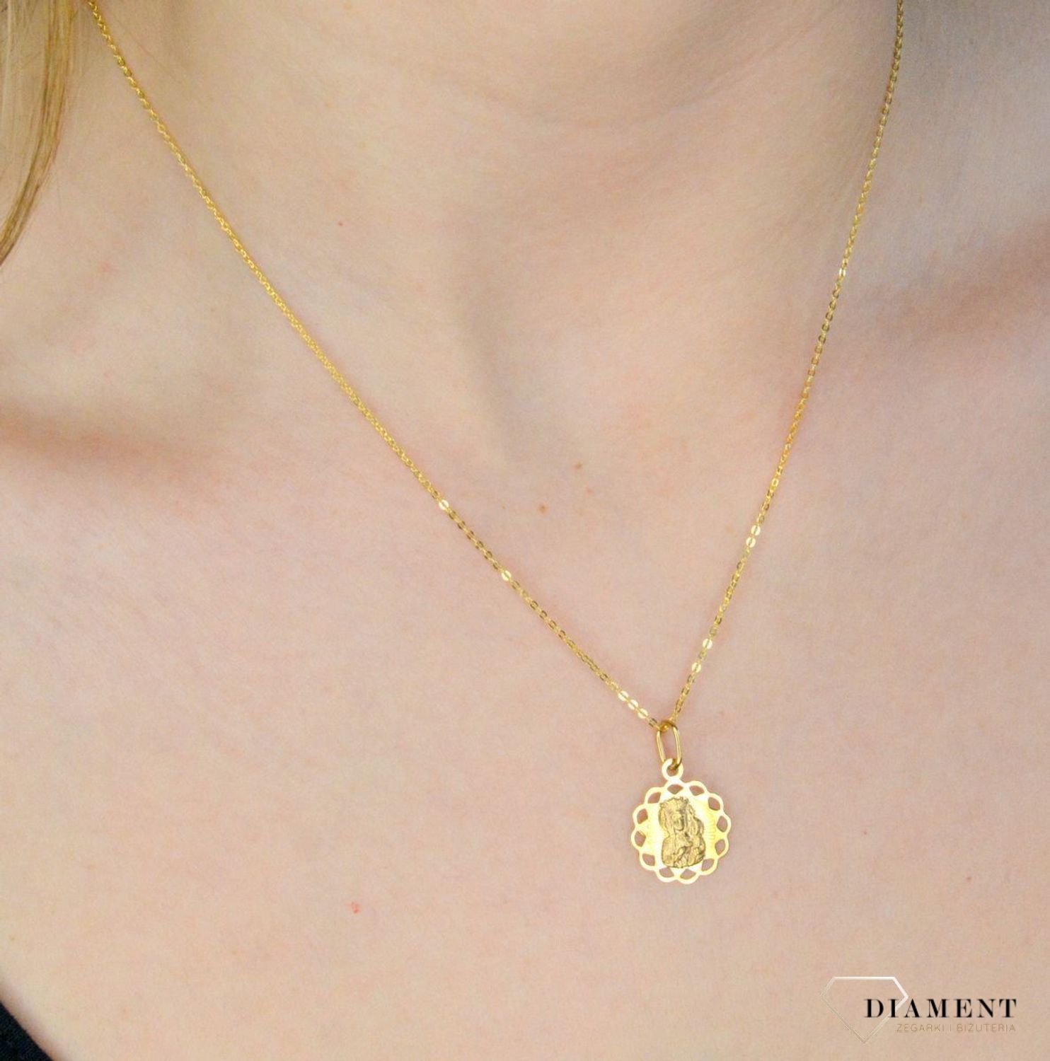 Złota zawieszka 333 medalik Matka Boska Częstochowska DIA-ZAW-9121-333. Medalik będący wspaniałą pamiątką i prezentem z okazji chrztu, komunii czy bierzmowania. Zawieszka wykonana ze złota próby 333..jpg