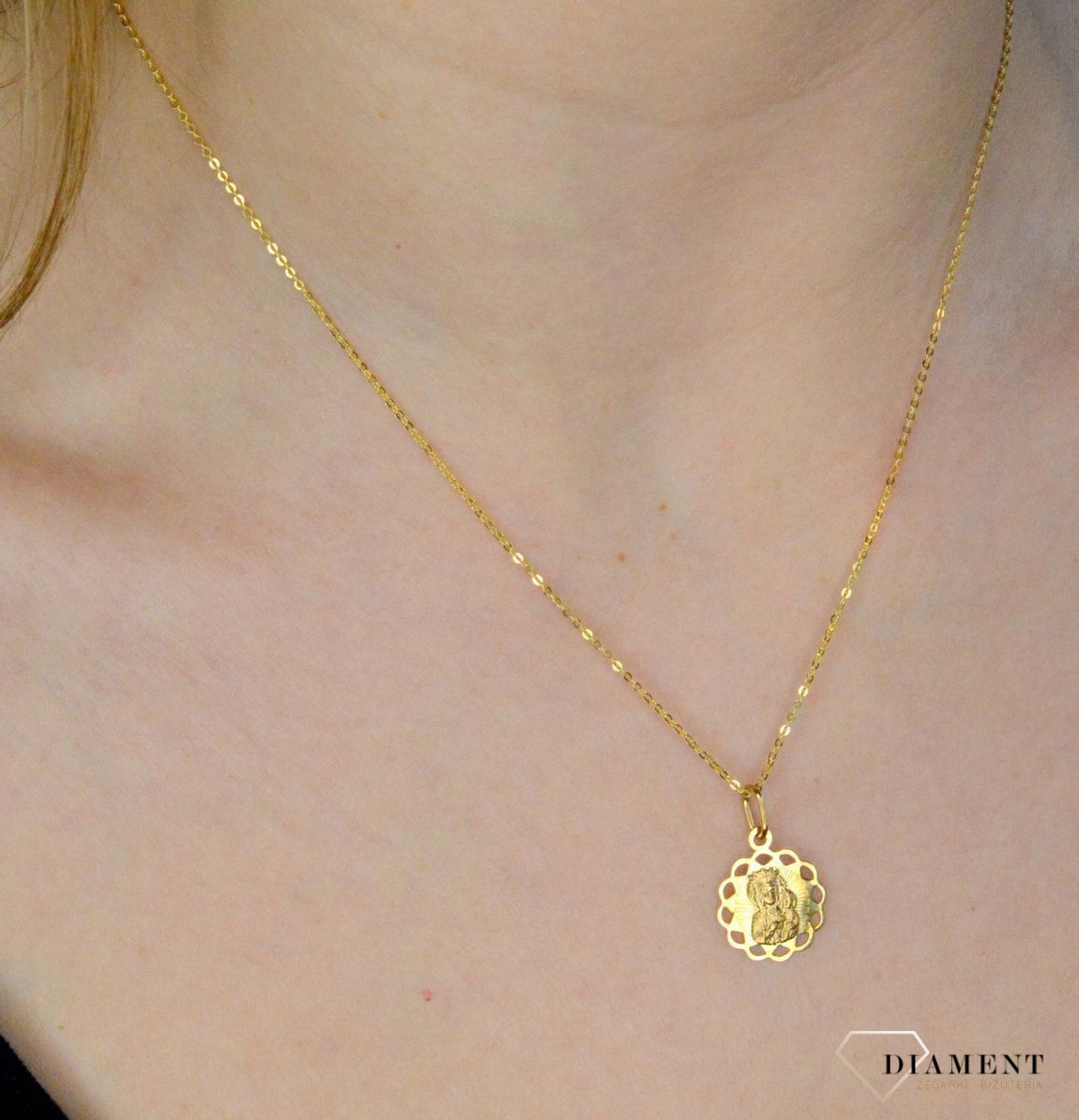 Złota zawieszka 333 medalik Matka Boska Częstochowska DIA-ZAW-9121-333. Medalik będący wspaniałą pamiątką i prezentem z okazji chrztu, komunii czy bierzmowania. Zawieszka wykonana ze złota próby 333..jpg