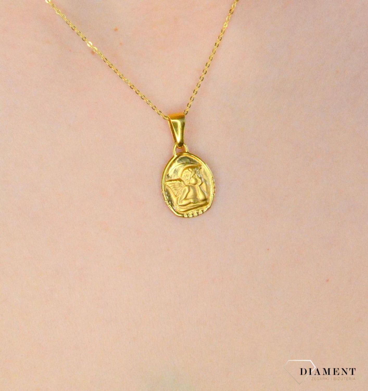 Złota zawieszka 333 medalik z Aniołkiem DIA-ZAW-9123-333 .Złota zawieszka medalik o owalnym kształcie z wizerunkiem śpiącego aniołka. Zawieszka o wielkości 1,7 cm.jpg