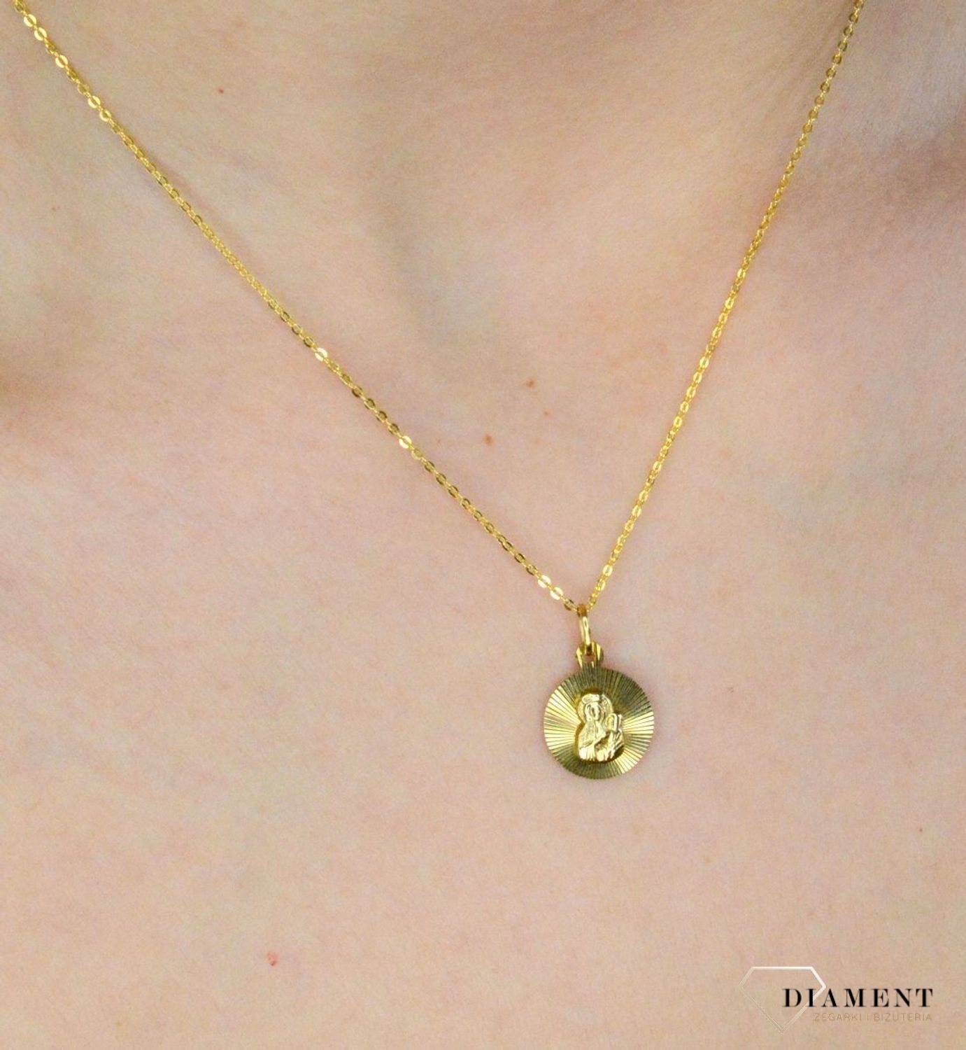 Złota zawieszka 333 medalik z Matką Boską Częstochowską grawerowany DIA-ZAW-9125-333. Medalik będący wspaniałą pamiątką i prezentem z okazji chrztu, komunii czy bierzmowania. Zawieszka wykonana ze złota próby 333..jpg
