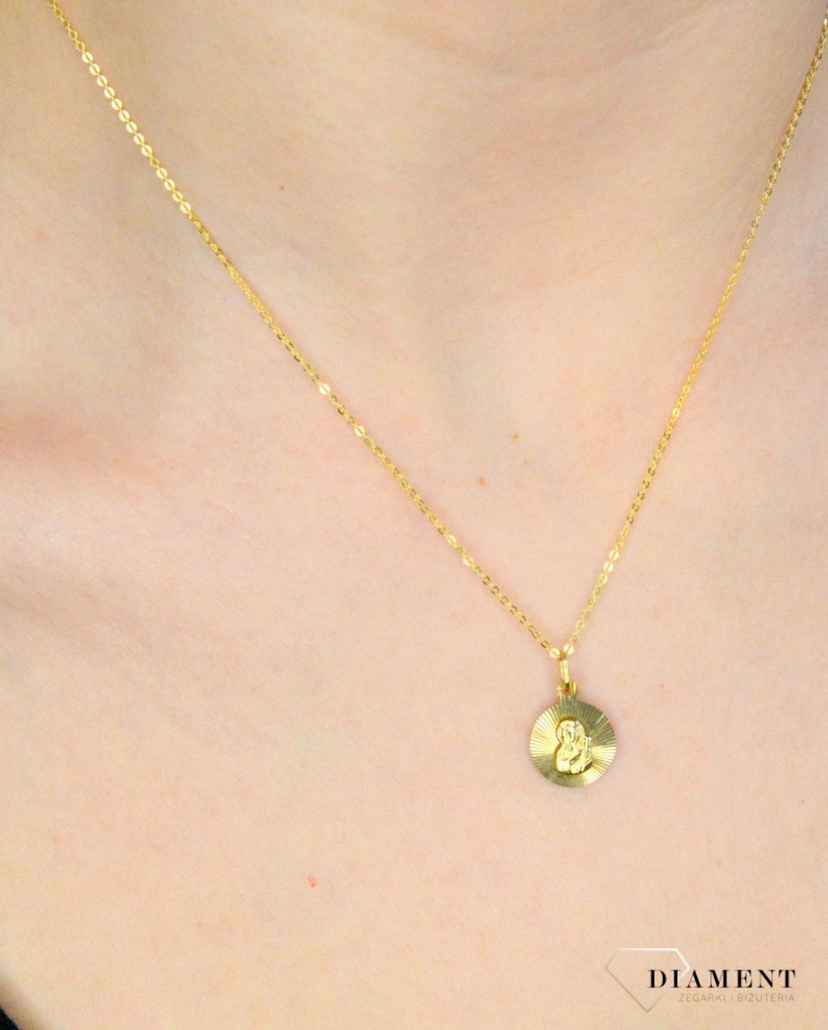 Złota zawieszka 333 medalik z Matką Boską Częstochowską grawerowany DIA-ZAW-9125-333. Medalik będący wspaniałą pamiątką i prezentem z okazji chrztu, komunii czy bierzmowania. Zawieszka wykonana ze złota próby 333..jpg