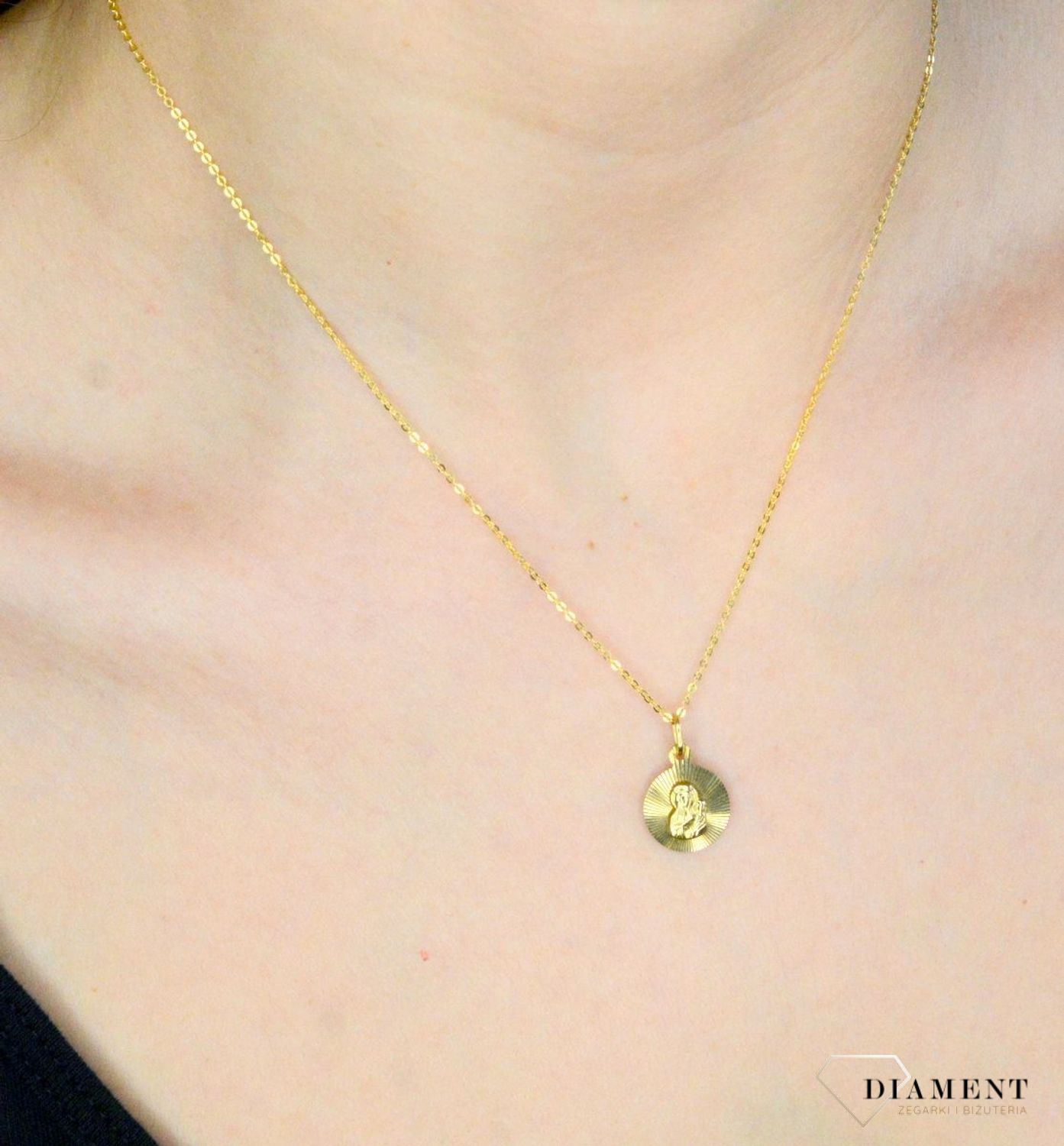 Złota zawieszka 333 medalik z Matką Boską Częstochowską grawerowany DIA-ZAW-9125-333. Medalik będący wspaniałą pamiątką i prezentem z okazji chrztu, komunii czy bierzmowania. Zawieszka wykonana ze złota próby 333..jpg