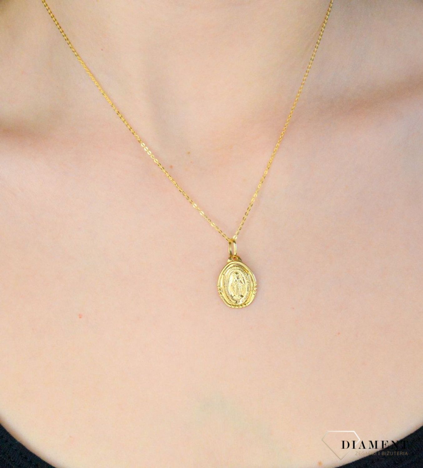 Złota zawieszka 333 medalik Jezus Miłosierny DIA-ZAW-9126-333. Medalik będący wspaniałą pamiątką i prezentem z okazji chrztu, komunii czy bierzmowania. Zawieszka wykonana ze złota próby 333.jpg