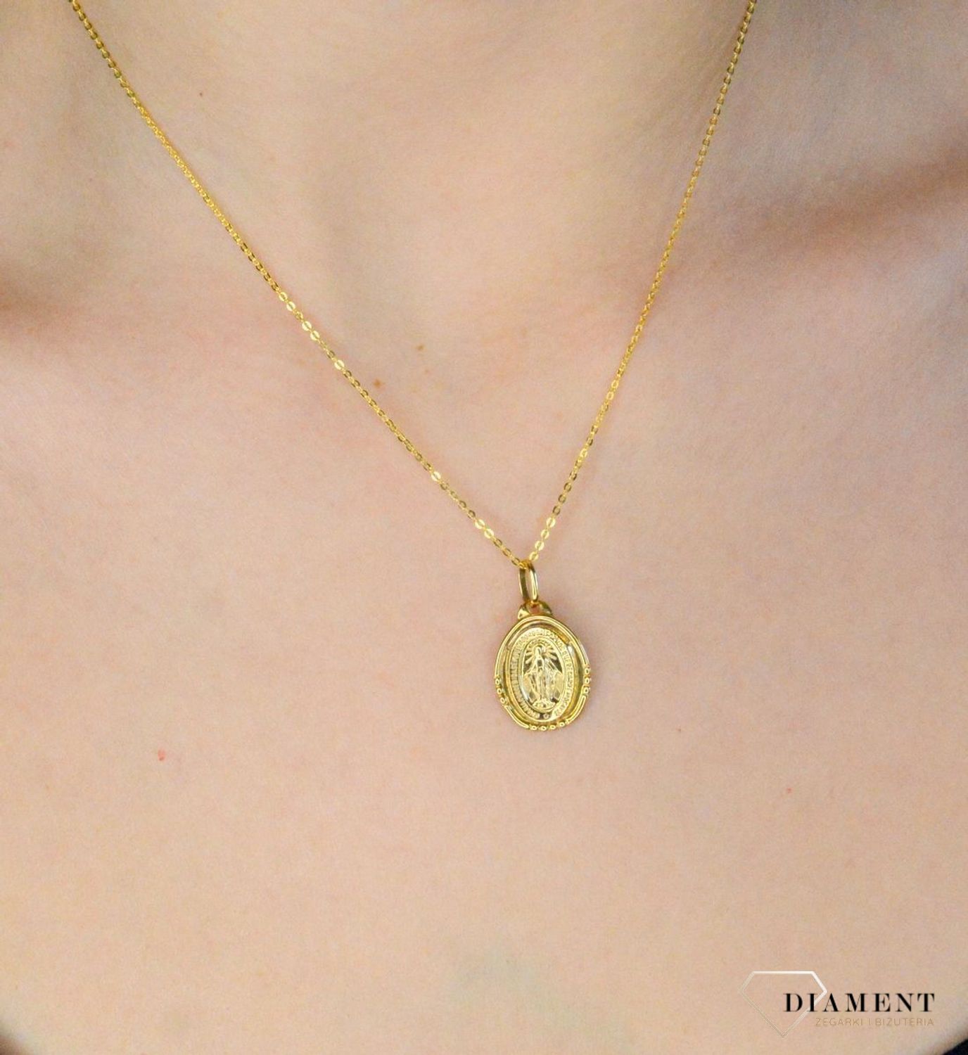 Złota zawieszka 333 medalik Jezus Miłosierny DIA-ZAW-9126-333. Medalik będący wspaniałą pamiątką i prezentem z okazji chrztu, komunii czy bierzmowania. Zawieszka wykonana ze złota próby 333.jpg