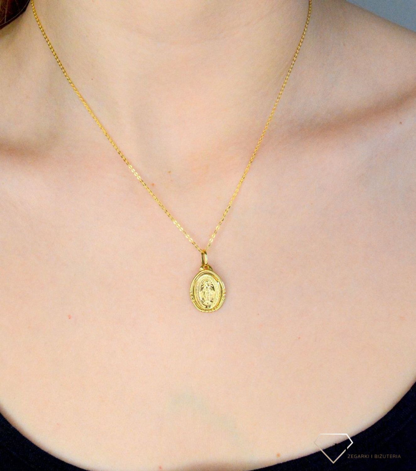 Złota zawieszka 333 medalik Jezus Miłosierny DIA-ZAW-9126-333. Medalik będący wspaniałą pamiątką i prezentem z okazji chrztu, komunii czy bierzmowania. Zawieszka wykonana ze złota próby 333.jpg