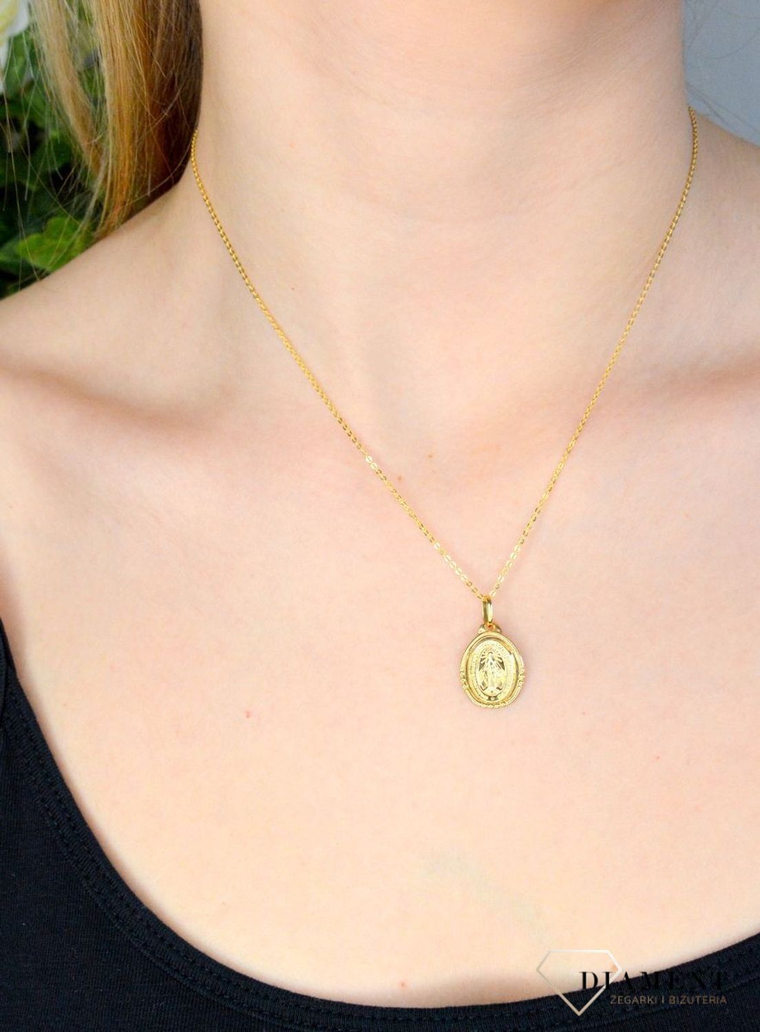 Złota zawieszka 333 medalik Jezus Miłosierny DIA-ZAW-9126-333. Medalik będący wspaniałą pamiątką i prezentem z okazji chrztu, komunii czy bierzmowania. Zawieszka wykonana ze złota próby 333.jpg