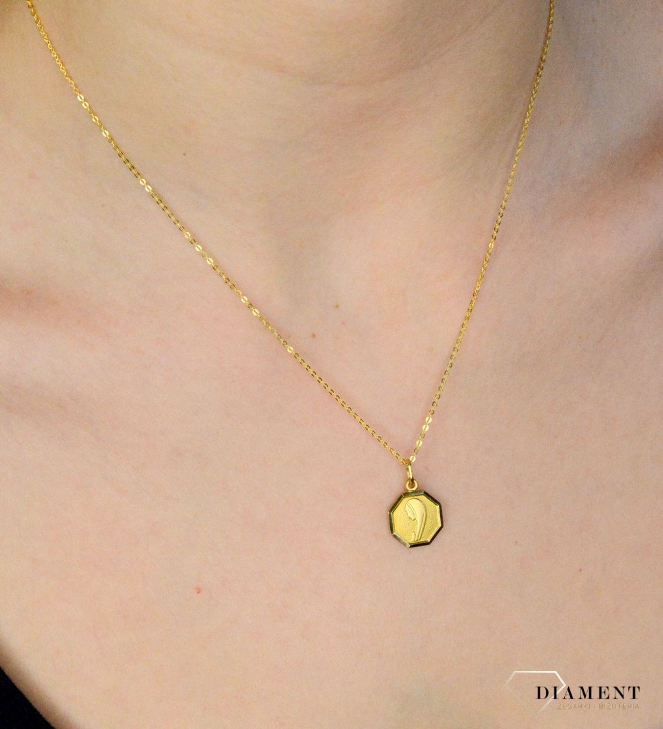 Złota zawieszka 333 medalik z Matką Boską DIA-ZAW-9127-333. Medalik będący wspaniałą pamiątką i prezentem z okazji chrztu, komunii czy bierzmowania. Zawieszka wykonana ze złota próby 333..jpg