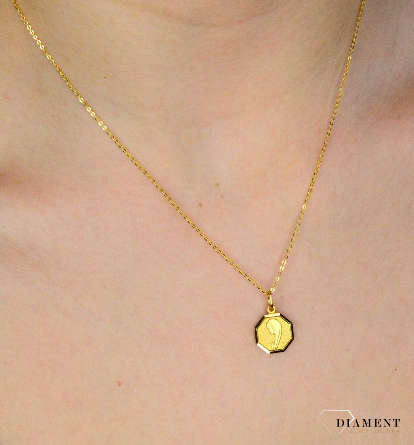 Złota zawieszka 333 medalik z Matką Boską DIA-ZAW-9127-333. Medalik będący wspaniałą pamiątką i prezentem z okazji chrztu, komunii czy bierzmowania. Zawieszka wykonana ze złota próby 333..jpg