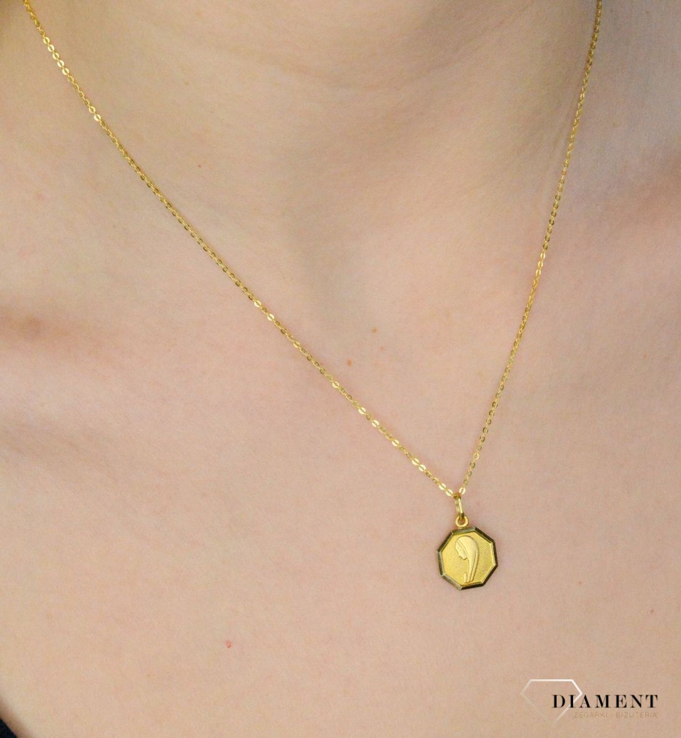 Złota zawieszka 333 medalik z Matką Boską DIA-ZAW-9127-333. Medalik będący wspaniałą pamiątką i prezentem z okazji chrztu, komunii czy bierzmowania. Zawieszka wykonana ze złota próby 333..jpg