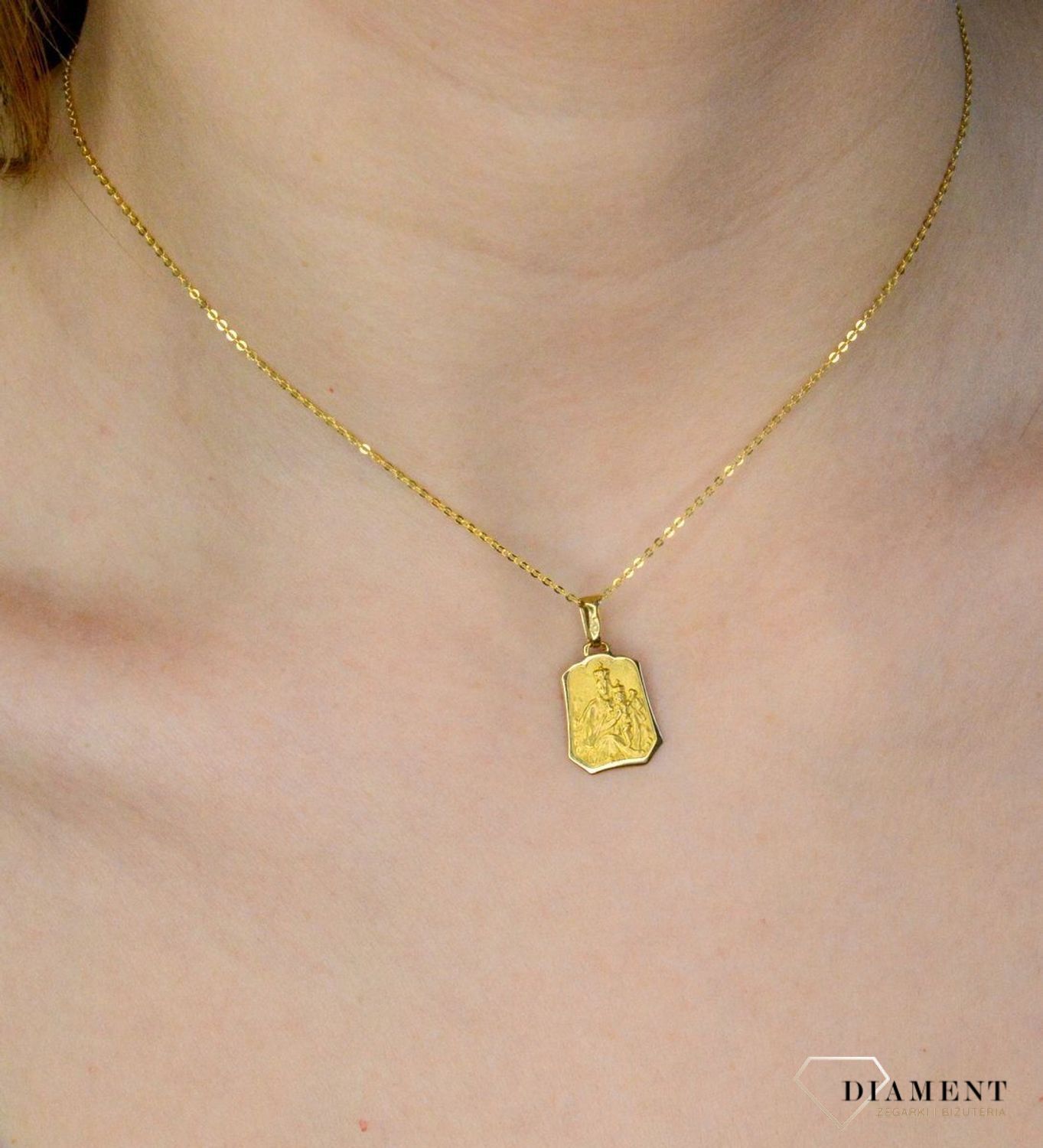 Złota zawieszka 333 medalik Szkaplerz DIA-ZAW-9128-333. Medalik będący wspaniałą pamiątką i prezentem z okazji chrztu, komunii czy bierzmowania. Zawieszka wykonana ze złota próby 333. Szkaplerz medalik złoty. Złoty medalik szk.jpg