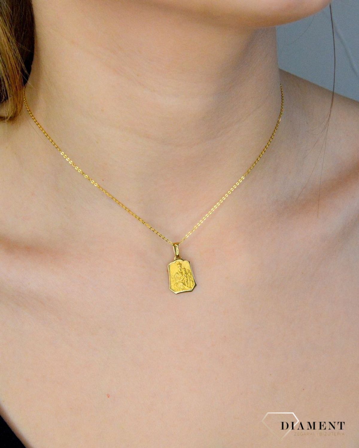 Złota zawieszka 333 medalik Szkaplerz DIA-ZAW-9128-333. Medalik będący wspaniałą pamiątką i prezentem z okazji chrztu, komunii czy bierzmowania. Zawieszka wykonana ze złota próby 333. Szkaplerz medalik złoty. Złoty medalik szk.jpg