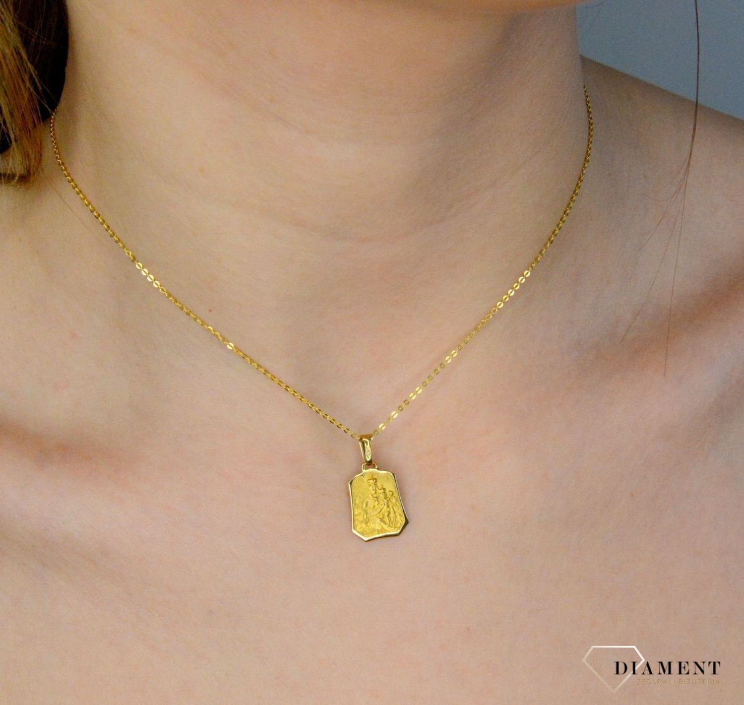 Złota zawieszka 333 medalik Szkaplerz DIA-ZAW-9128-333. Medalik będący wspaniałą pamiątką i prezentem z okazji chrztu, komunii czy bierzmowania. Zawieszka wykonana ze złota próby 333. Szkaplerz medalik złoty. Złoty medalik szk.jpg