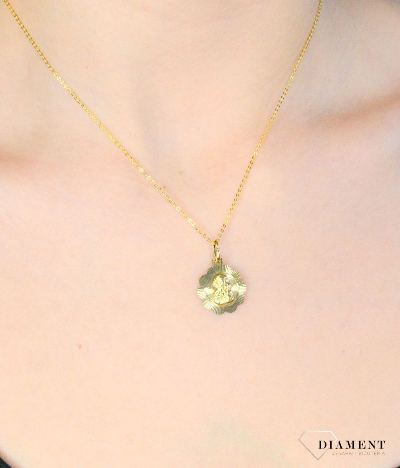 Złota zawieszka 333 medalik grawerowany Matka Boska Częstochowska DIA-ZAW-9129-333. Złota zawieszka medalik o owalnym kształcie z wizerunkiem Matki Boskiej Częstochowskiej. Zawieszka o wielkości 1,8 cm.jpg