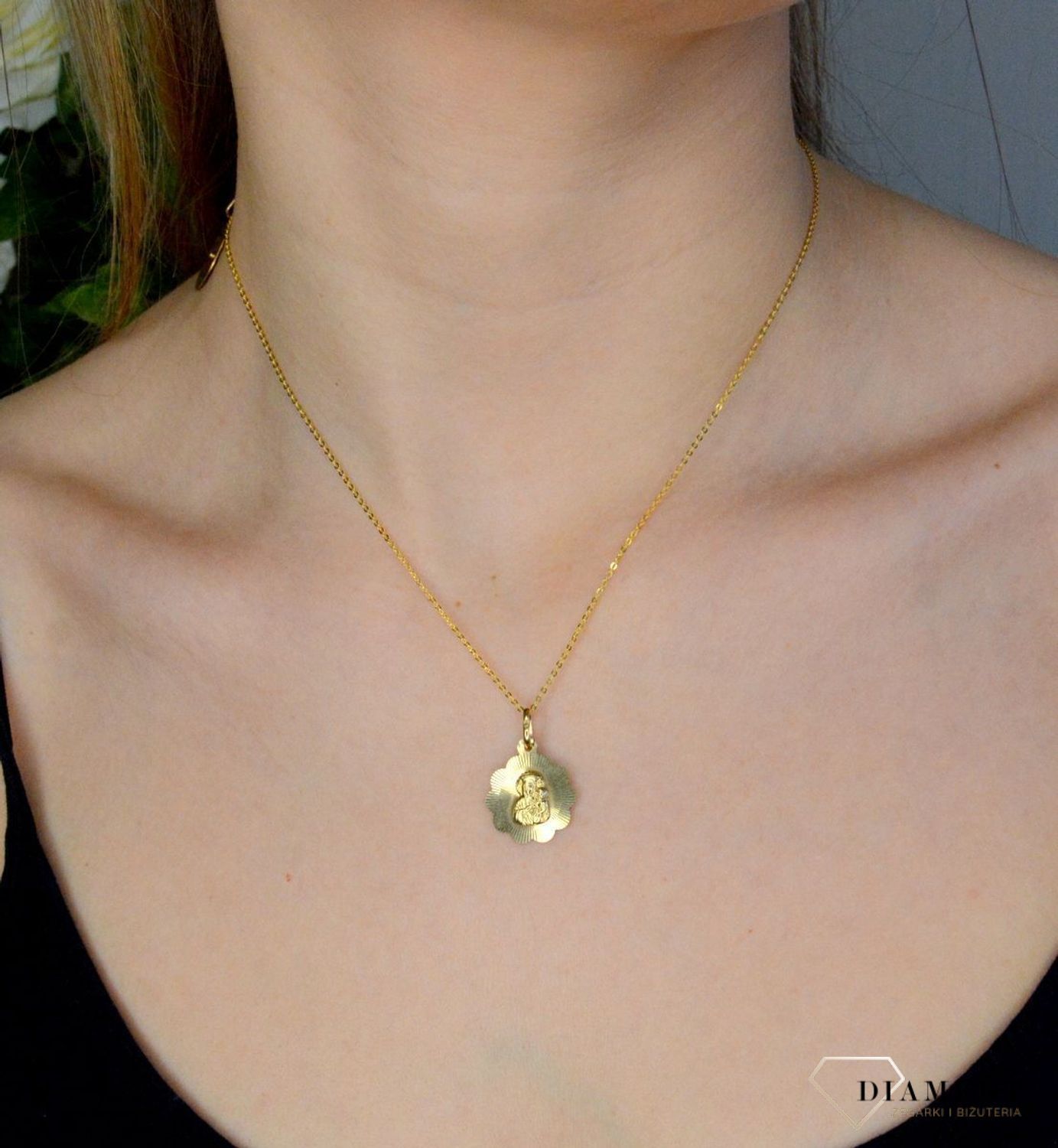 Złota zawieszka 333 medalik grawerowany Matka Boska Częstochowska DIA-ZAW-9129-333. Złota zawieszka medalik o owalnym kształcie z wizerunkiem Matki Boskiej Częstochowskiej. Zawieszka o wielkości 1,8 cm.jpg