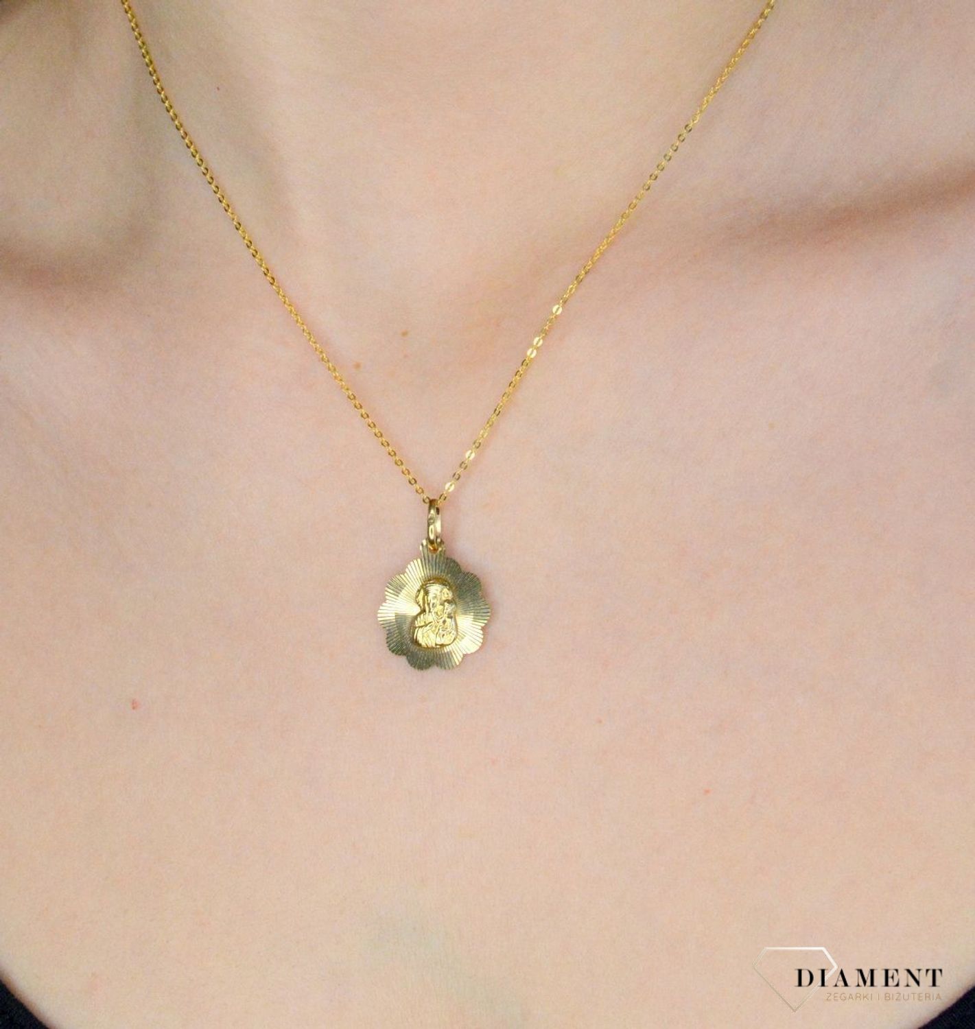 Złota zawieszka 333 medalik grawerowany Matka Boska Częstochowska DIA-ZAW-9129-333. Złota zawieszka medalik o owalnym kształcie z wizerunkiem Matki Boskiej Częstochowskiej. Zawieszka o wielkości 1,8 cm.jpg