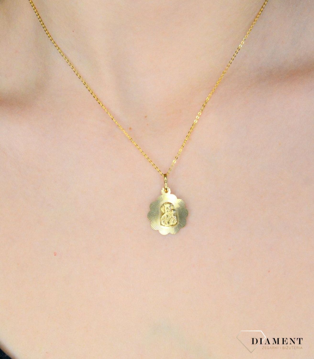 Złota zawieszka 333 medalik grawerowany Matka Boska Częstochowska DIA-ZAW-9129-333. Złota zawieszka medalik o owalnym kształcie z wizerunkiem Matki Boskiej Częstochowskiej. Zawieszka o wielkości 1,8 cm.jpg