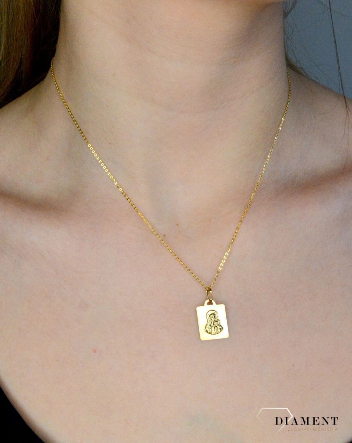 Złota zawieszka 333 medalik Matka Boska DIA-ZAW-9131-333. Medalik będący wspaniałą pamiątką i prezentem z okazji chrztu, komunii czy bierzmowania. Zawieszka wykonana ze złota próby 333..jpg
