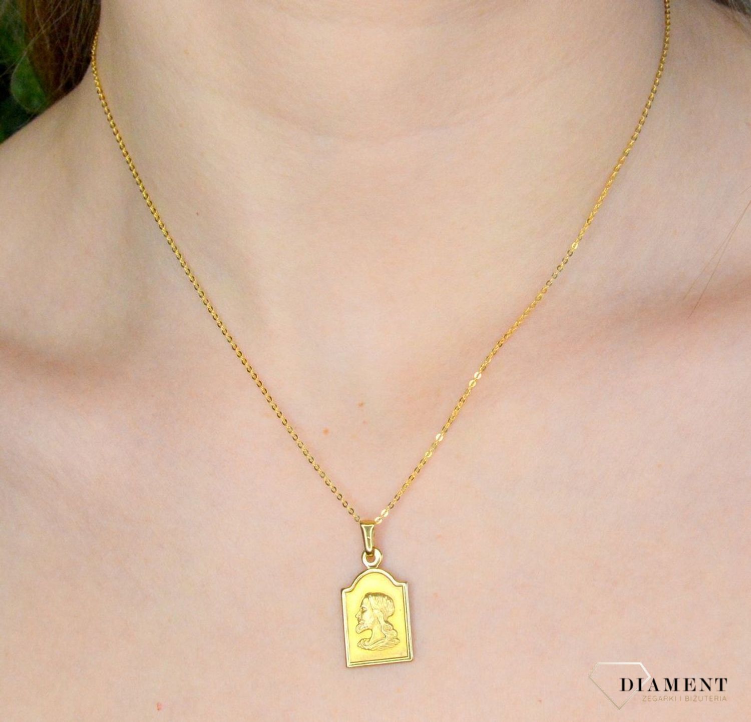 Złota zawieszka 333 medalik z Jezusem DIA-ZAW-9132-333. Medalik będący wspaniałą pamiątką i prezentem z okazji chrztu, komunii czy bierzmowania. Zawieszka wykonana ze złota próby 333..jpg