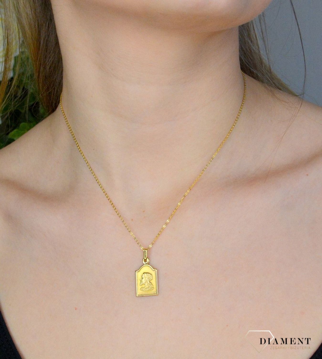Złota zawieszka 333 medalik z Jezusem DIA-ZAW-9132-333. Medalik będący wspaniałą pamiątką i prezentem z okazji chrztu, komunii czy bierzmowania. Zawieszka wykonana ze złota próby 333..jpg