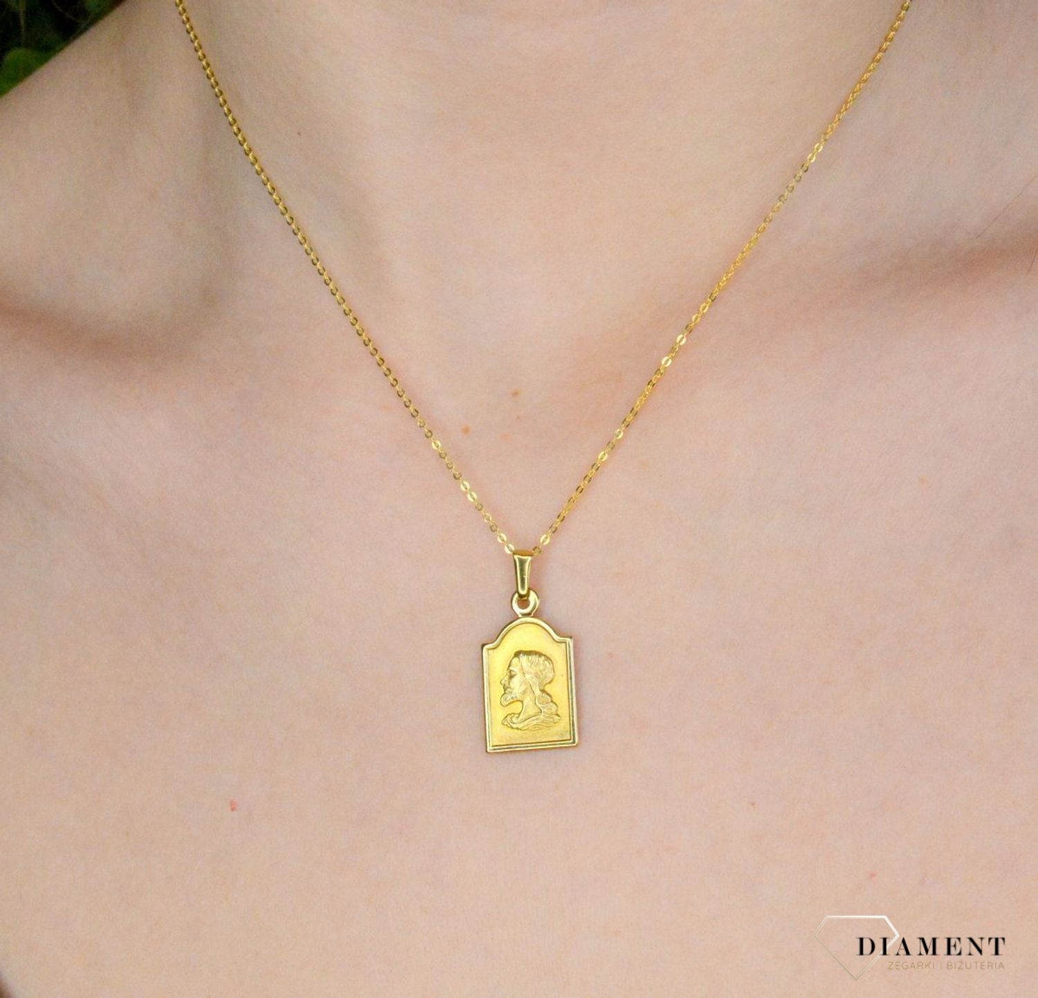 Złota zawieszka 333 medalik z Jezusem DIA-ZAW-9132-333. Medalik będący wspaniałą pamiątką i prezentem z okazji chrztu, komunii czy bierzmowania. Zawieszka wykonana ze złota próby 333..jpg