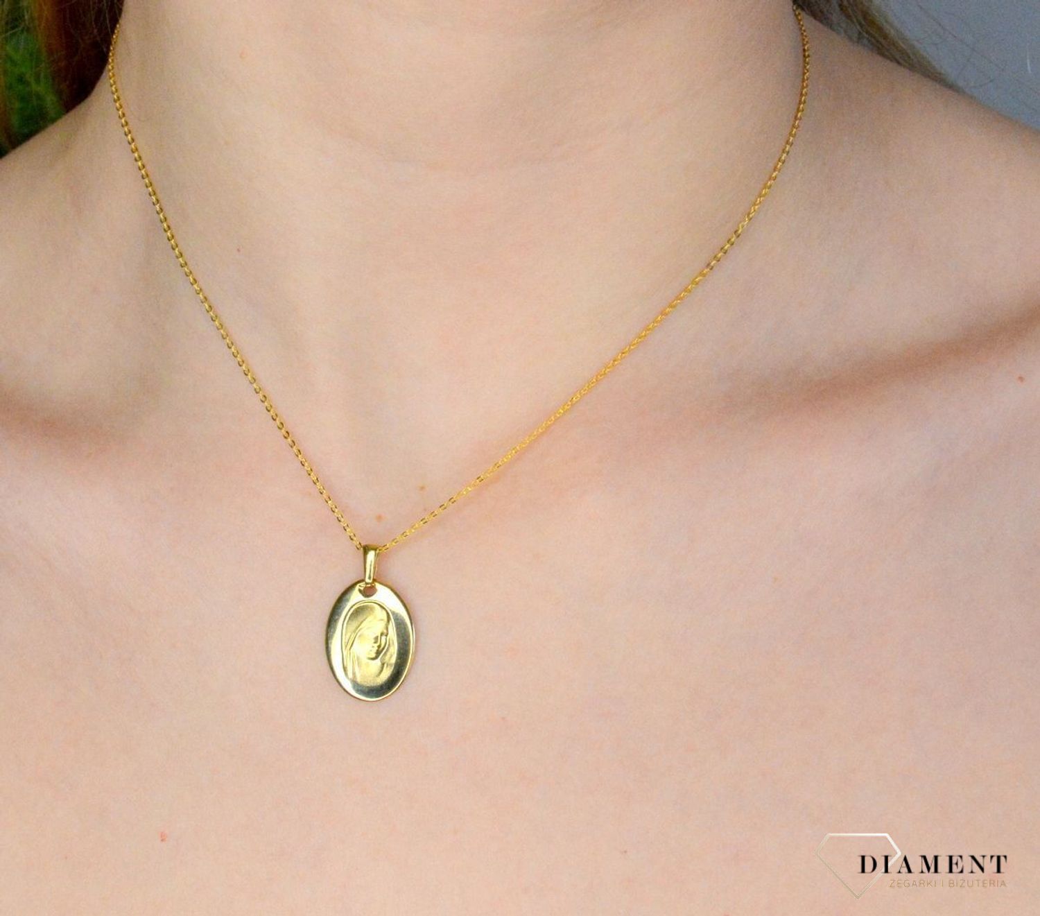 Złota zawieszka 333 medalik z Matką Boską DIA-ZAW-9133-333. Medalik będący wspaniałą pamiątką i prezentem z okazji chrztu, komunii czy bierzmowania. Zawieszka wykonana ze złota próby 333..jpg