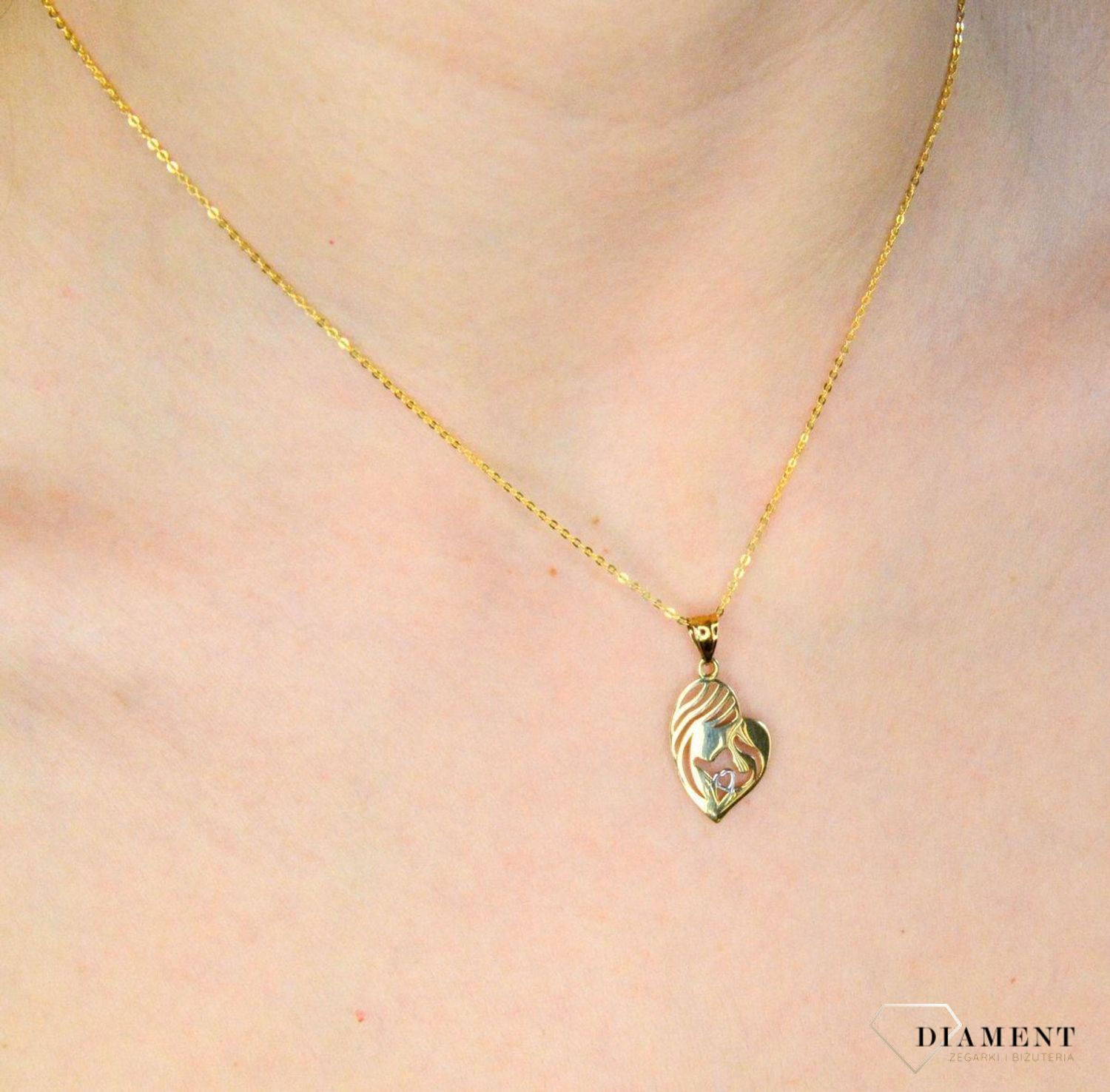 Złota zawieszka 333 medalik w kształcie serca Matka Boska DIA-ZAW-9135-333. Medalik będący wspaniałą pamiątką i prezentem z okazji chrztu, komunii czy bierzmowania. Zawieszka wykonana ze złota próby 333. Zawieszka medalik złot.jpg