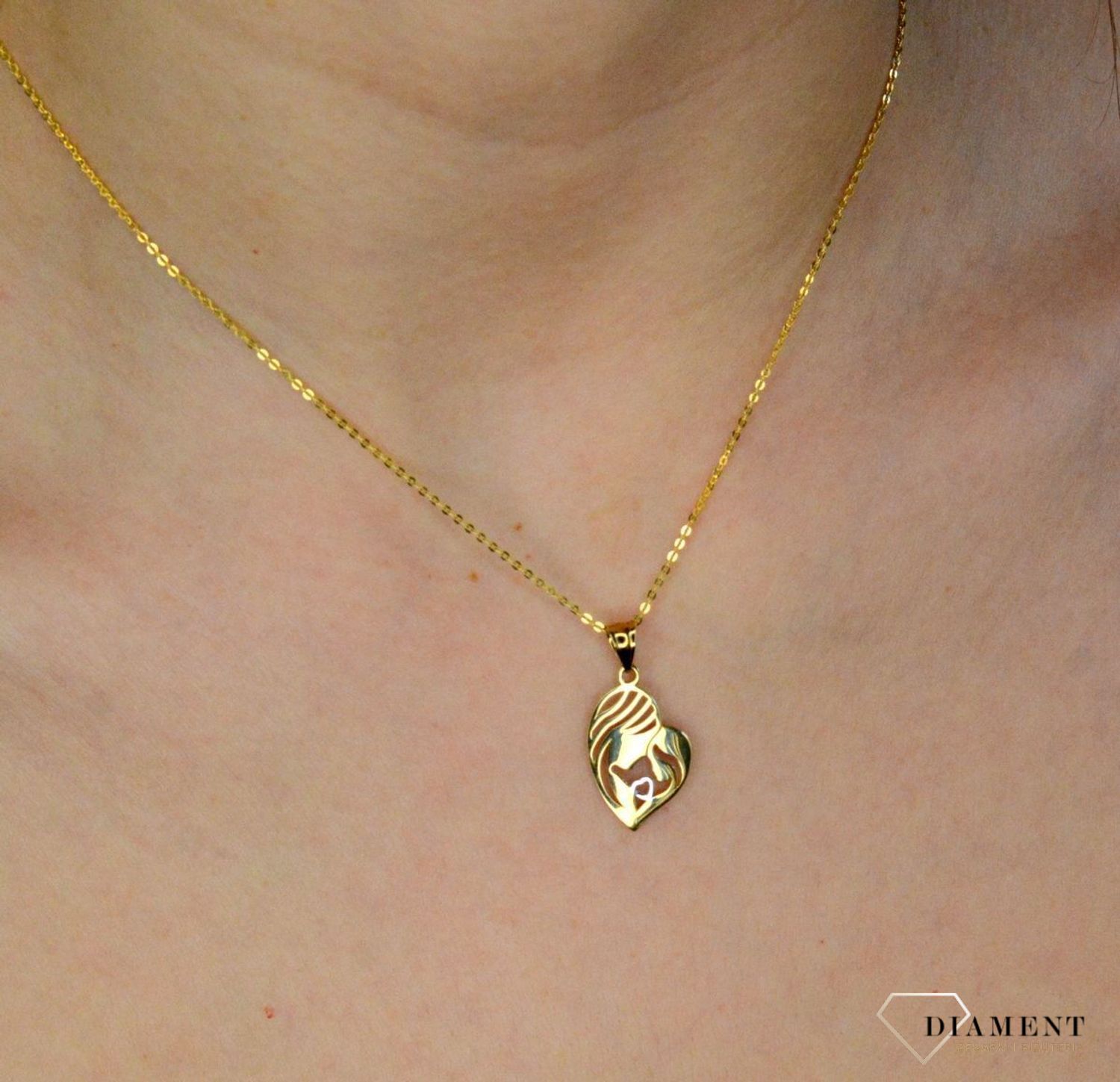 Złota zawieszka 333 medalik w kształcie serca Matka Boska DIA-ZAW-9135-333. Medalik będący wspaniałą pamiątką i prezentem z okazji chrztu, komunii czy bierzmowania. Zawieszka wykonana ze złota próby 333. Zawieszka medalik złot.jpg