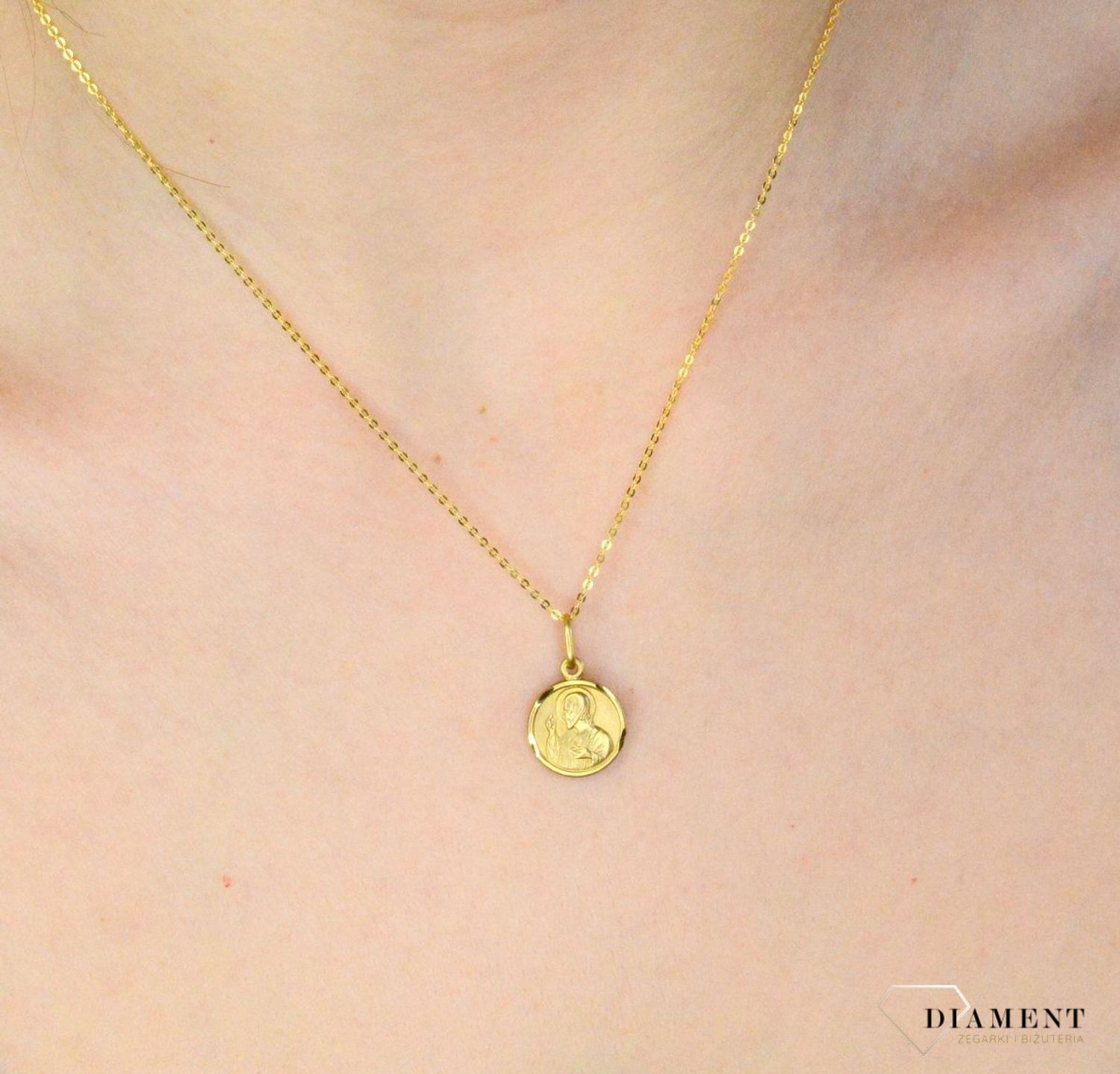 Złota zawieszka 333 okrągły medalik z Jezusem DIA-ZAW-9136-333. Złota zawieszka medalik o okrągłym kształcie z wizerunkiem Jezusa. Zawieszka o wielkości 1,6 cm. Idealna na prezent (1).jpg