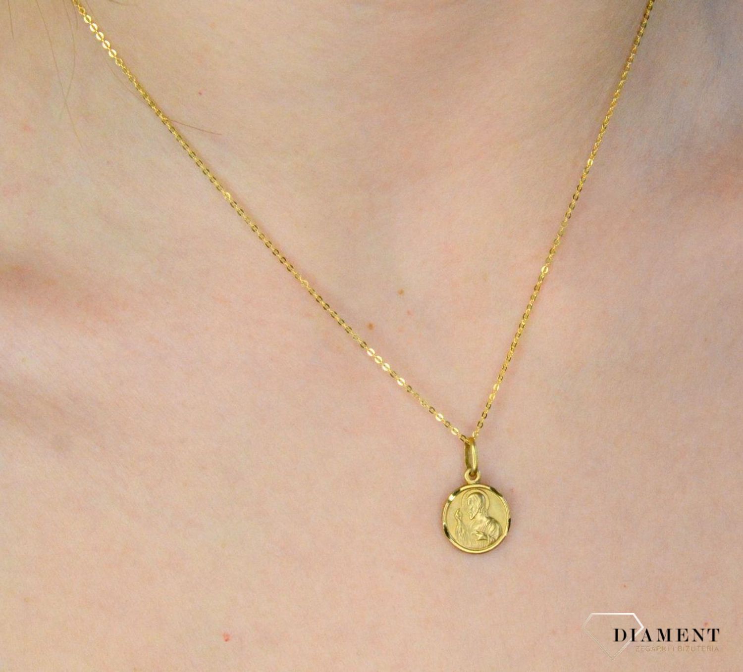 Złota zawieszka 333 okrągły medalik z Jezusem DIA-ZAW-9136-333. Złota zawieszka medalik o okrągłym kształcie z wizerunkiem Jezusa. Zawieszka o wielkości 1,6 cm. Idealna na prezent (1).jpg