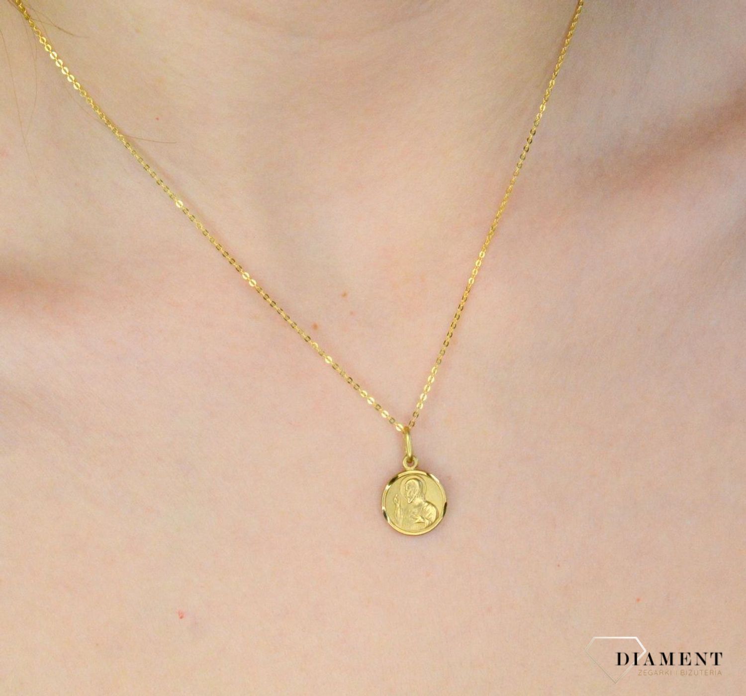 Złota zawieszka 333 okrągły medalik z Jezusem DIA-ZAW-9136-333. Złota zawieszka medalik o okrągłym kształcie z wizerunkiem Jezusa. Zawieszka o wielkości 1,6 cm. Idealna na prezent (1).jpg