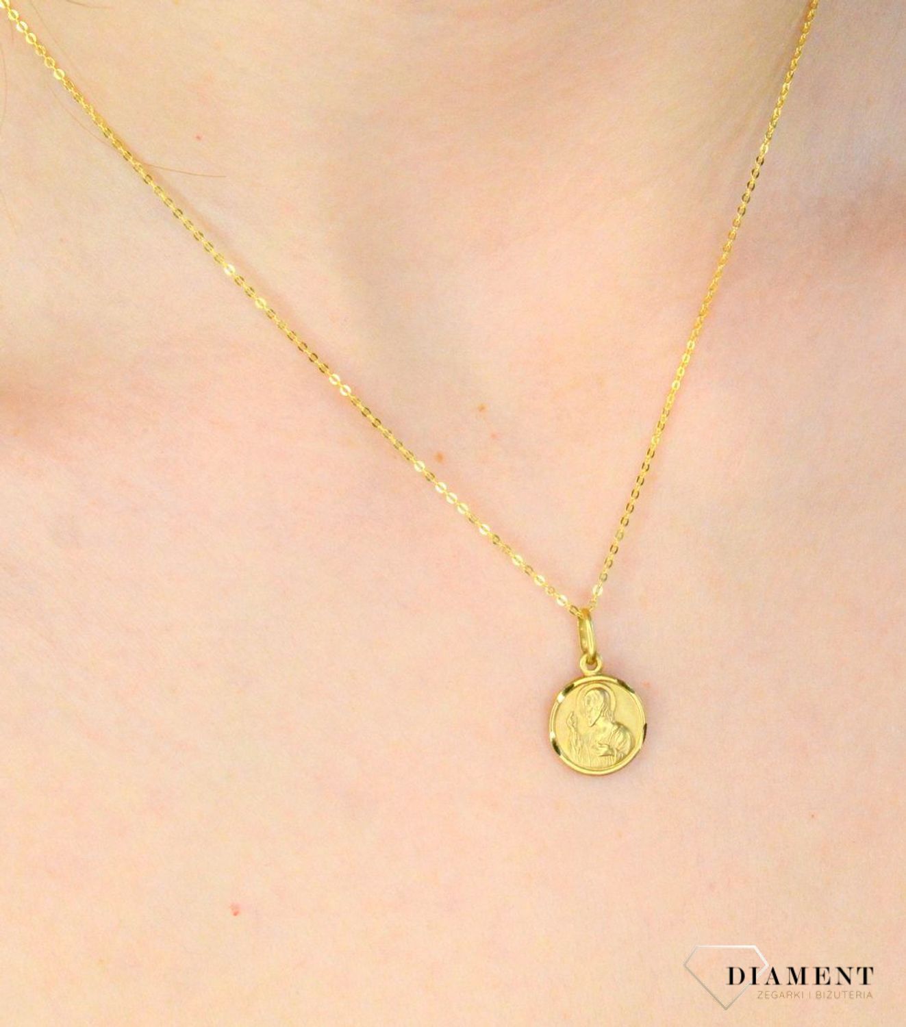 Złota zawieszka 333 okrągły medalik z Jezusem DIA-ZAW-9136-333. Złota zawieszka medalik o okrągłym kształcie z wizerunkiem Jezusa. Zawieszka o wielkości 1,6 cm. Idealna na prezent (1).jpg