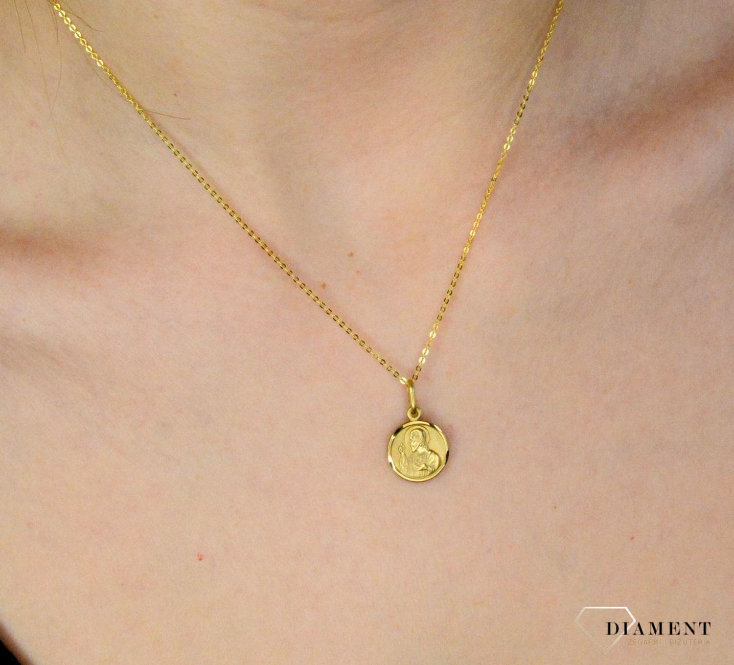 Złota zawieszka 333 okrągły medalik z Jezusem DIA-ZAW-9136-333. Złota zawieszka medalik o okrągłym kształcie z wizerunkiem Jezusa. Zawieszka o wielkości 1,6 cm. Idealna na prezent (1).jpg