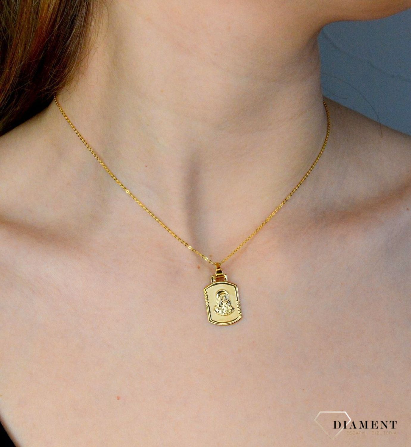 Złota zawieszka 333 medalik Matka Boska z dzieciątkiem DIA-ZAW-9137-333. Medalik będący wspaniałą pamiątką i prezentem z okazji chrztu, komunii czy bierzmowania. Zawieszka wykonana ze złota próby 333..jpg