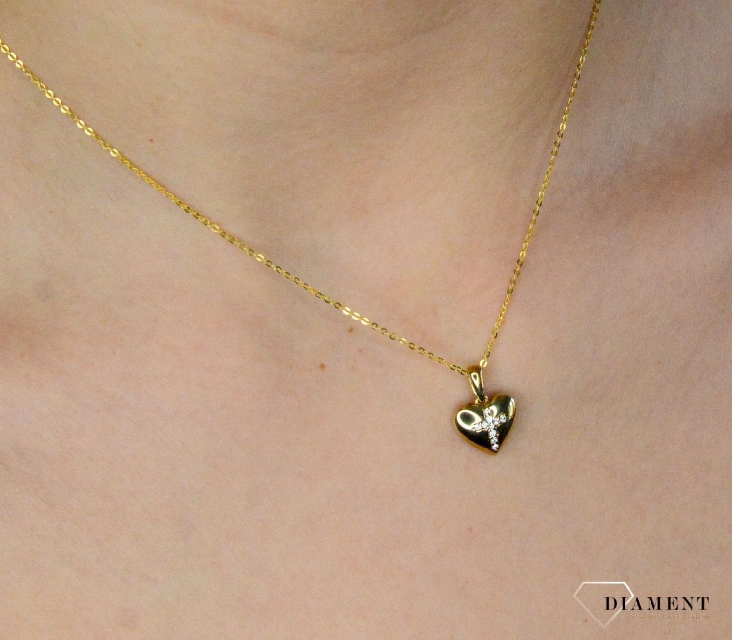 Złota zawieszka 333 serce z krzyżykiem z cyrkonii DIA-ZAW-9138-333. Zawieszka w kształcie serca z krzyżykiem będzie wspaniałą pamiątką i prezentem z okazji chrztu, komunii czy bierzmowania. Zawieszka wykonana ze złota próby 33.jpg